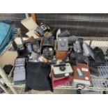 A LARGE ASSORTMENT OF VINTAGE PHOTOGRAPHY EQUIPMENT TO INCLUDE BROWNIE CAMERAS AND A CAMCORDER ETC