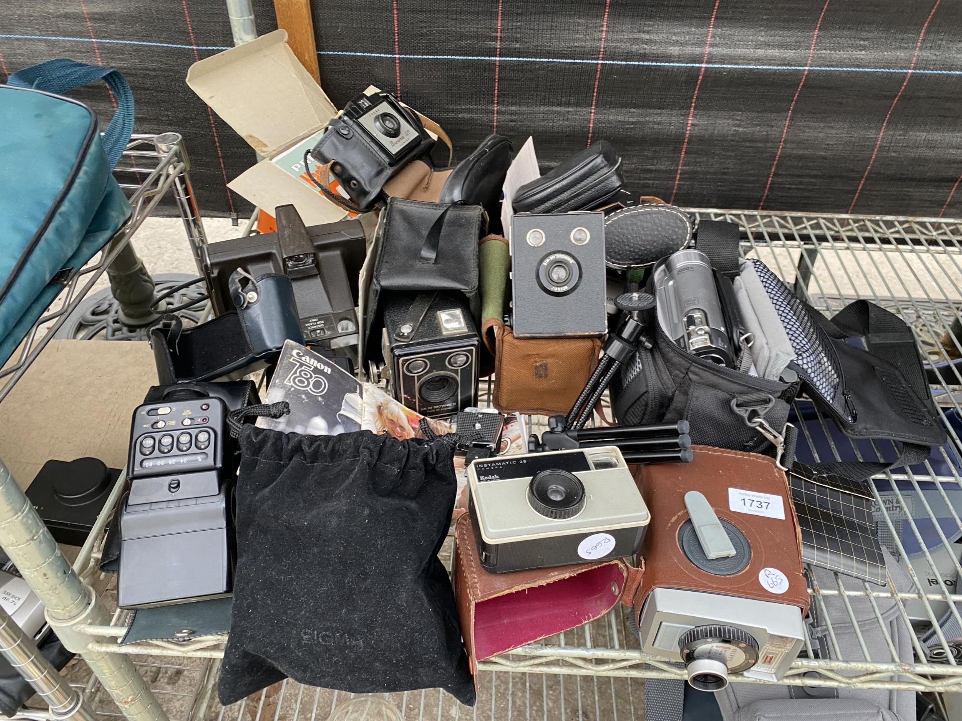 A LARGE ASSORTMENT OF VINTAGE PHOTOGRAPHY EQUIPMENT TO INCLUDE BROWNIE CAMERAS AND A CAMCORDER ETC