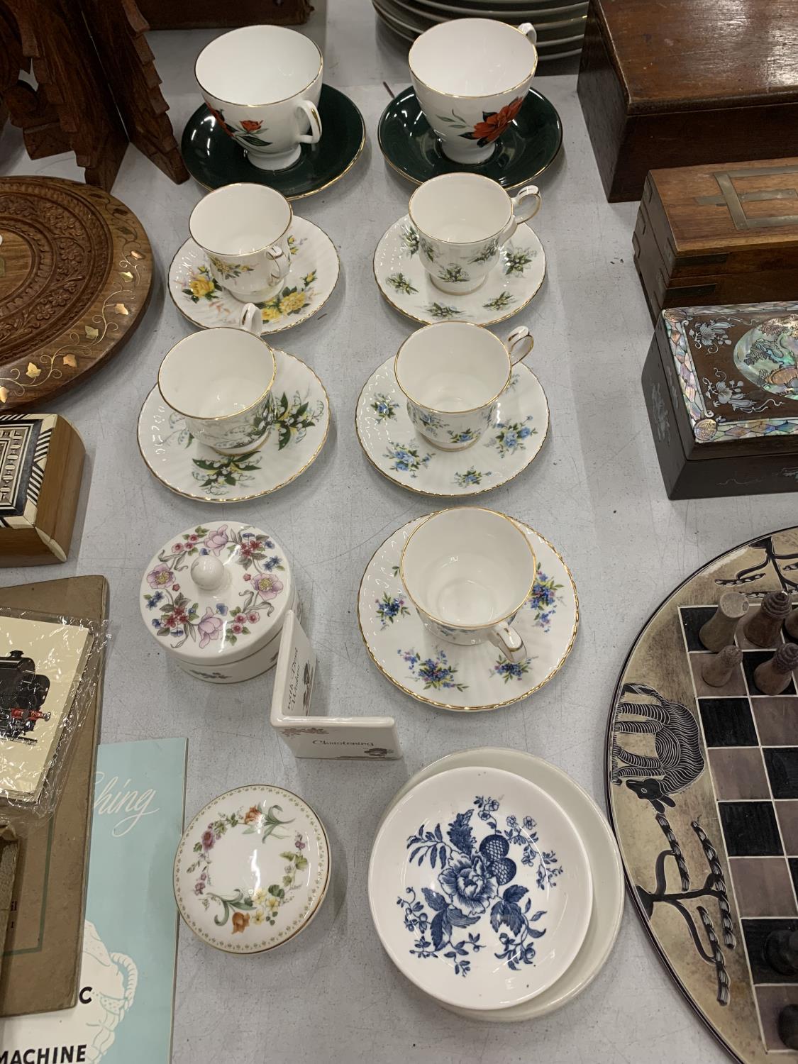 A QUANTITY OF VINTAGE CUPS AND SAUCERS TO INCLUDE ROYAL ALBERT 'TAHINI' AND ROYAL WINDSOR PLUS A - Image 2 of 8