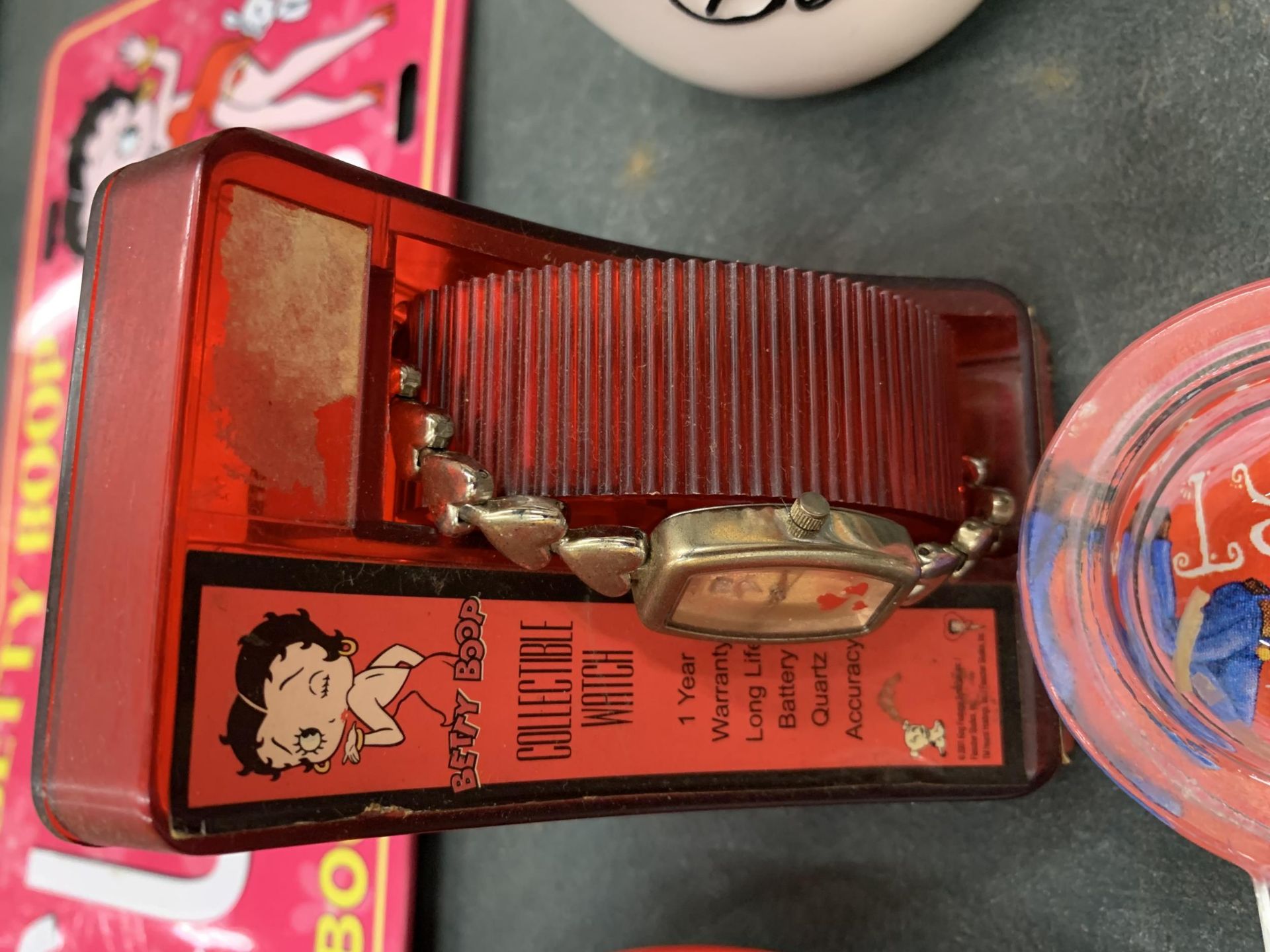 A QUANTITY OF BETTY BOOP ITEMS TO INCLUDE A MUG AND SAUCER, NUMBER PLATE, ASH TRAYS, A WATCH, KEY - Image 11 of 12