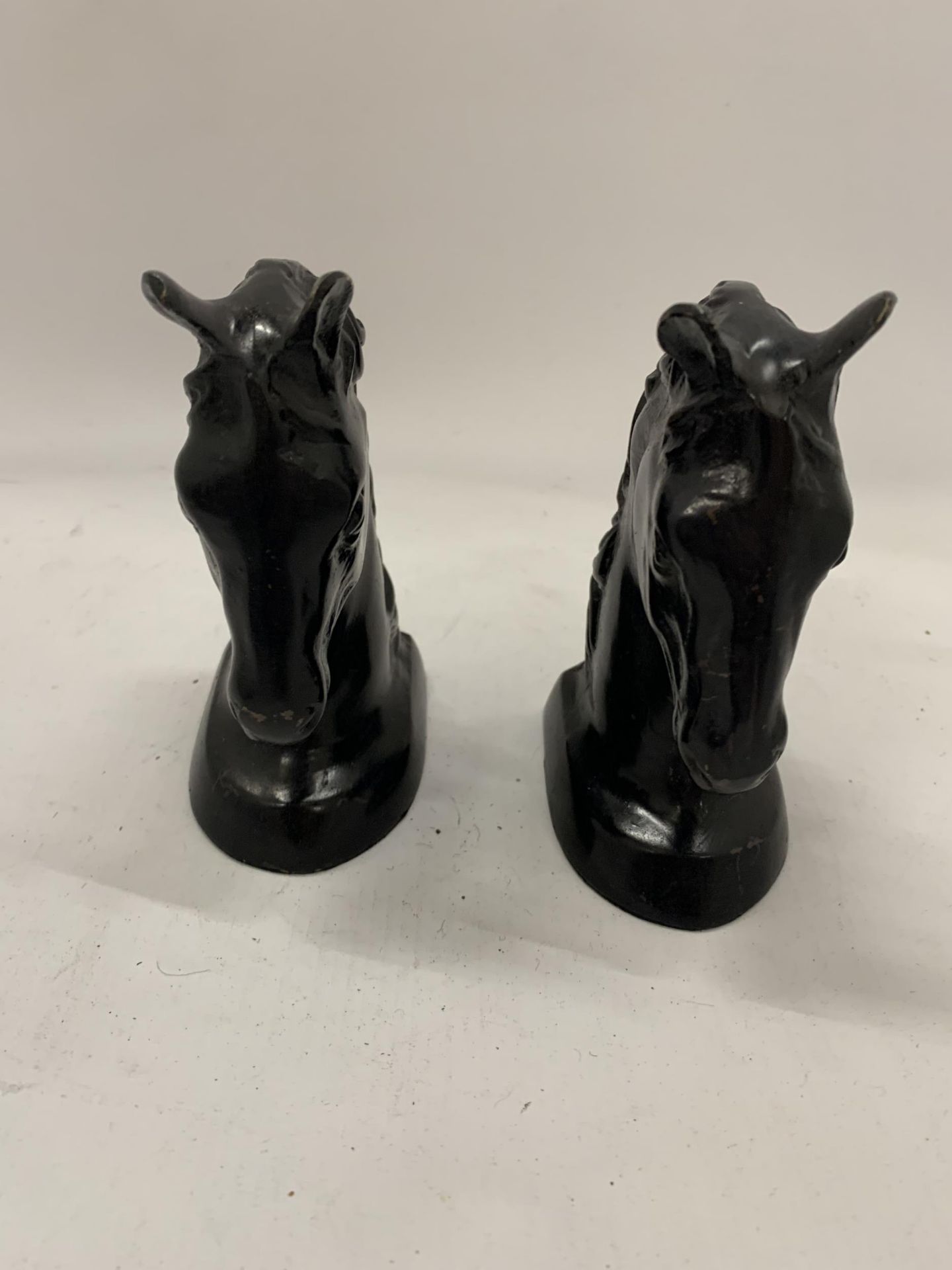 A PAIR OF STONE BLACK HORSES HEAD BOOK-ENDS HEIGHT 14CM