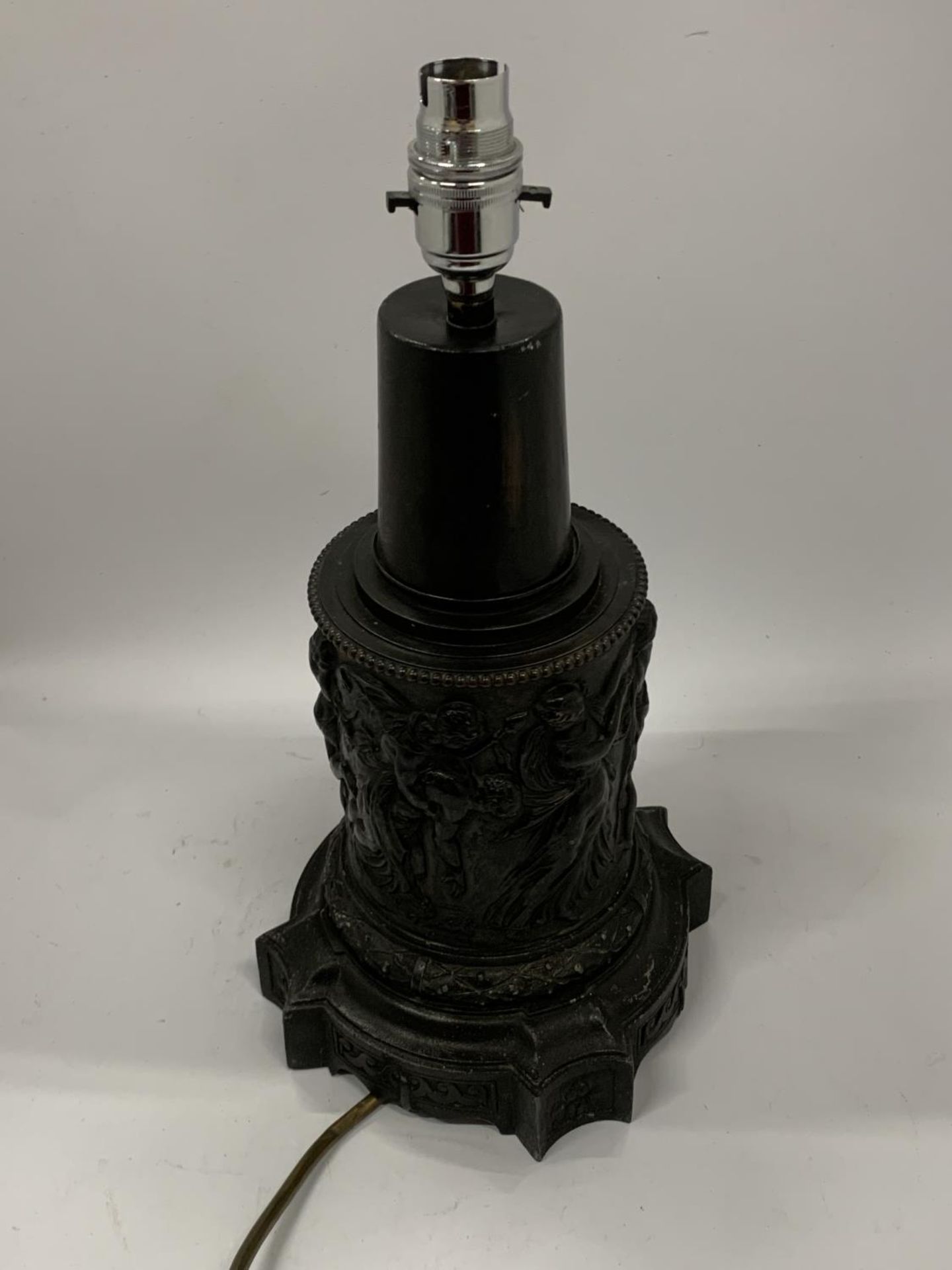 A VINTAGE SPELTER TABLE LAMP BASE WITH CLASSICAL FIGURE DESIGN, HEIGHT 37CM - Image 2 of 6