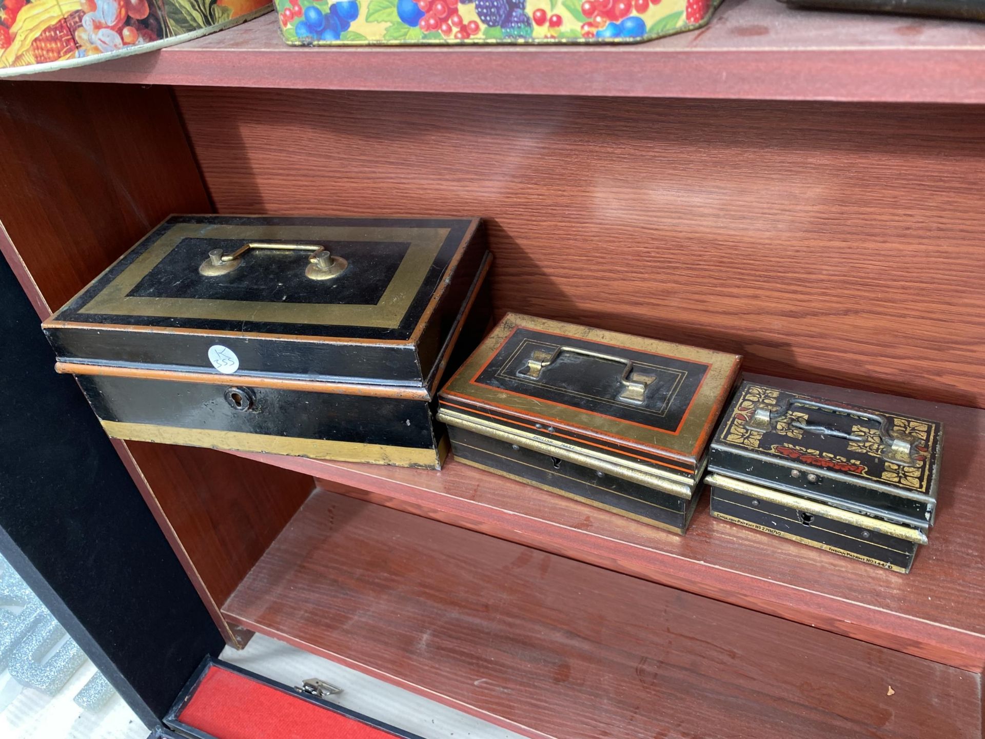 AN ASSORTMENT OF VINTAGE TINS TO INCLUDE THREE CASH TINS - Image 4 of 4