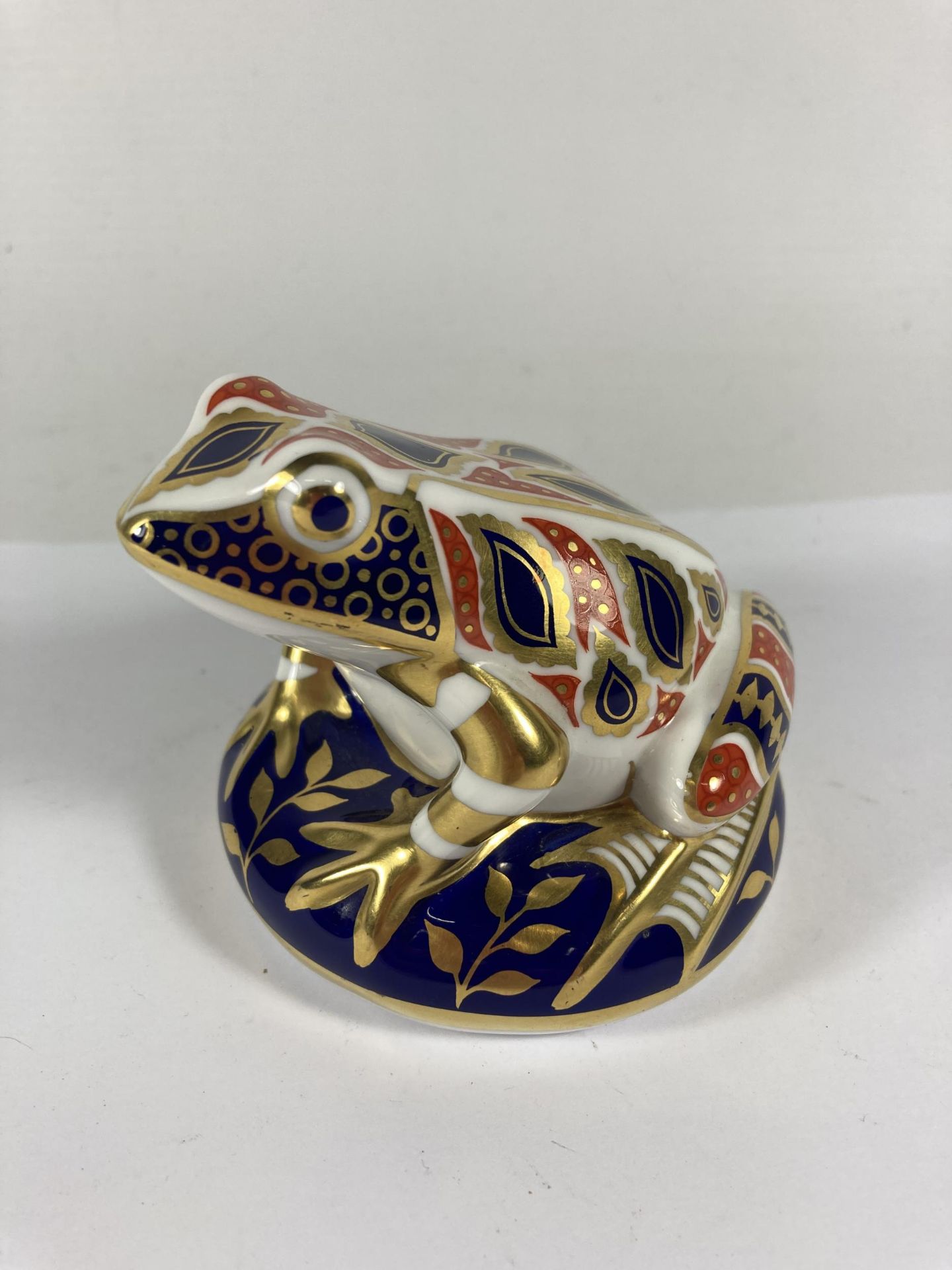 A ROYAL CROWN DERBY IMARI FROG PAPERWEIGHT, NO STOPPER