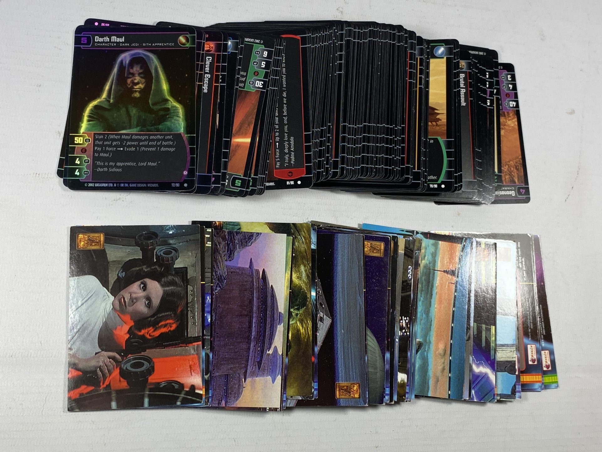 A COLLECTION OF STAR WARS TRADING CARDS TO INCLUDE 150+ STAR WARS INCLUDING HOLO DARTH MAUL AND 39
