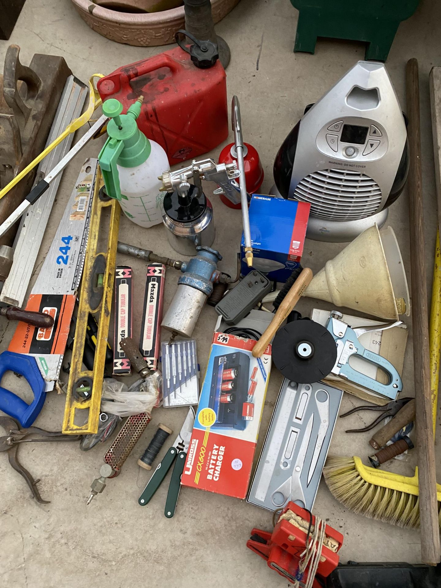 A LARGE ASSORTMENT OF TOOLS TO INCLUDE A BRACE DRILL, SPIRIT LEVELS, COMPRESSOR FITTINGS AND A - Image 3 of 7