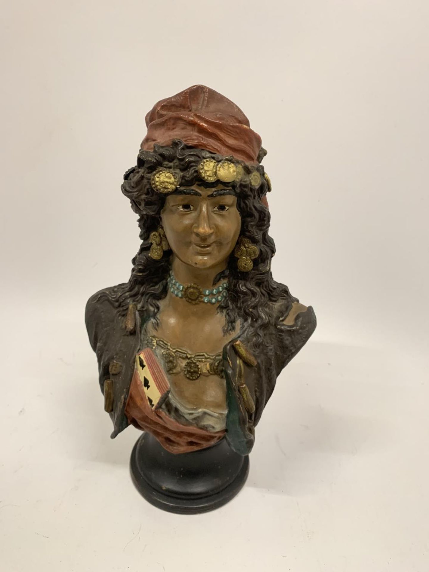A CERAMIC BUST OF A ROMANY LADY HEIGHT 27CM - Image 2 of 10