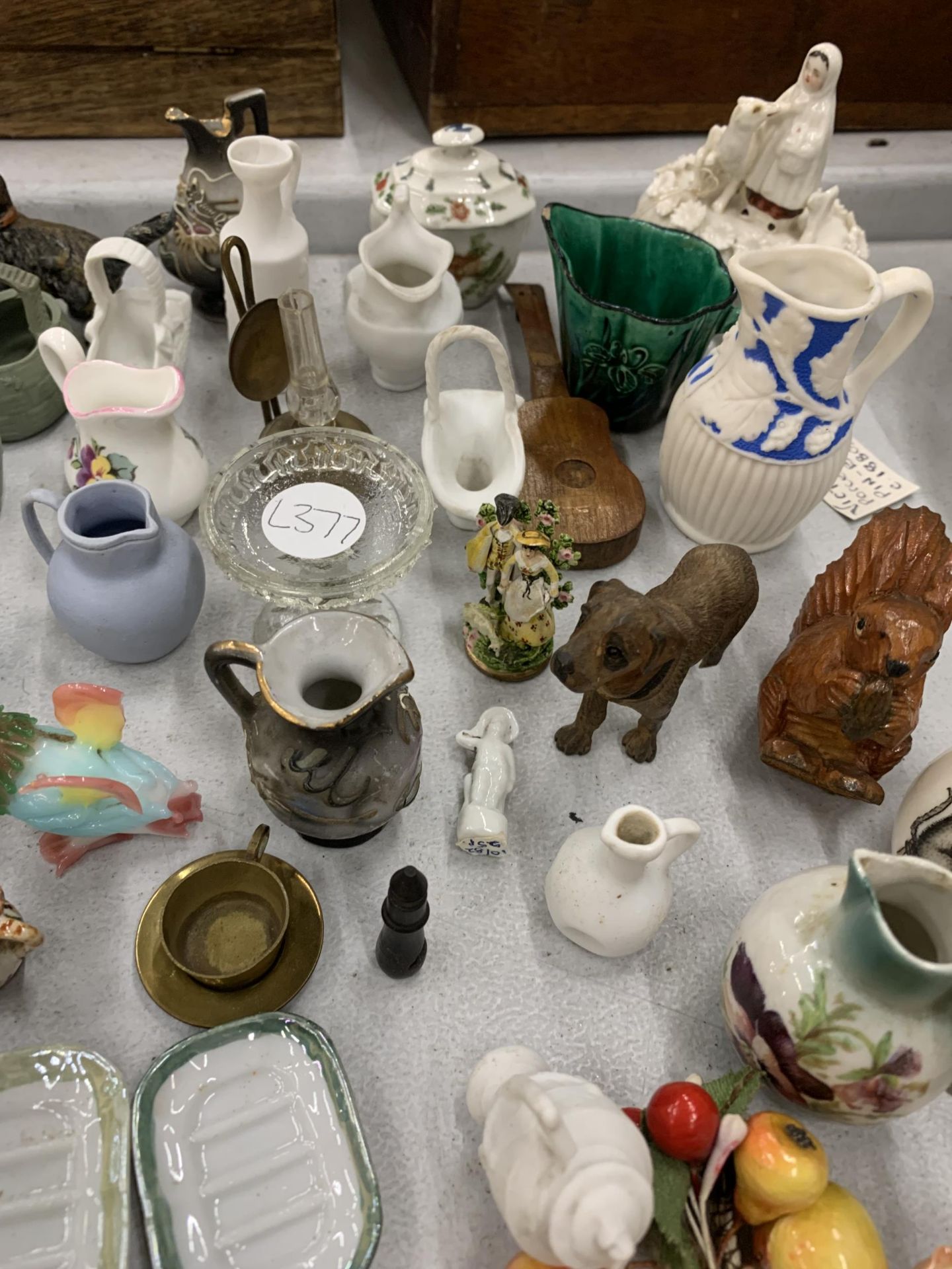A LARGE QUANTITY OF MINIATURE ITEMS TO INCLUDE JUGS, POTS, ANIMALS, PLATES, ETC - Image 4 of 4