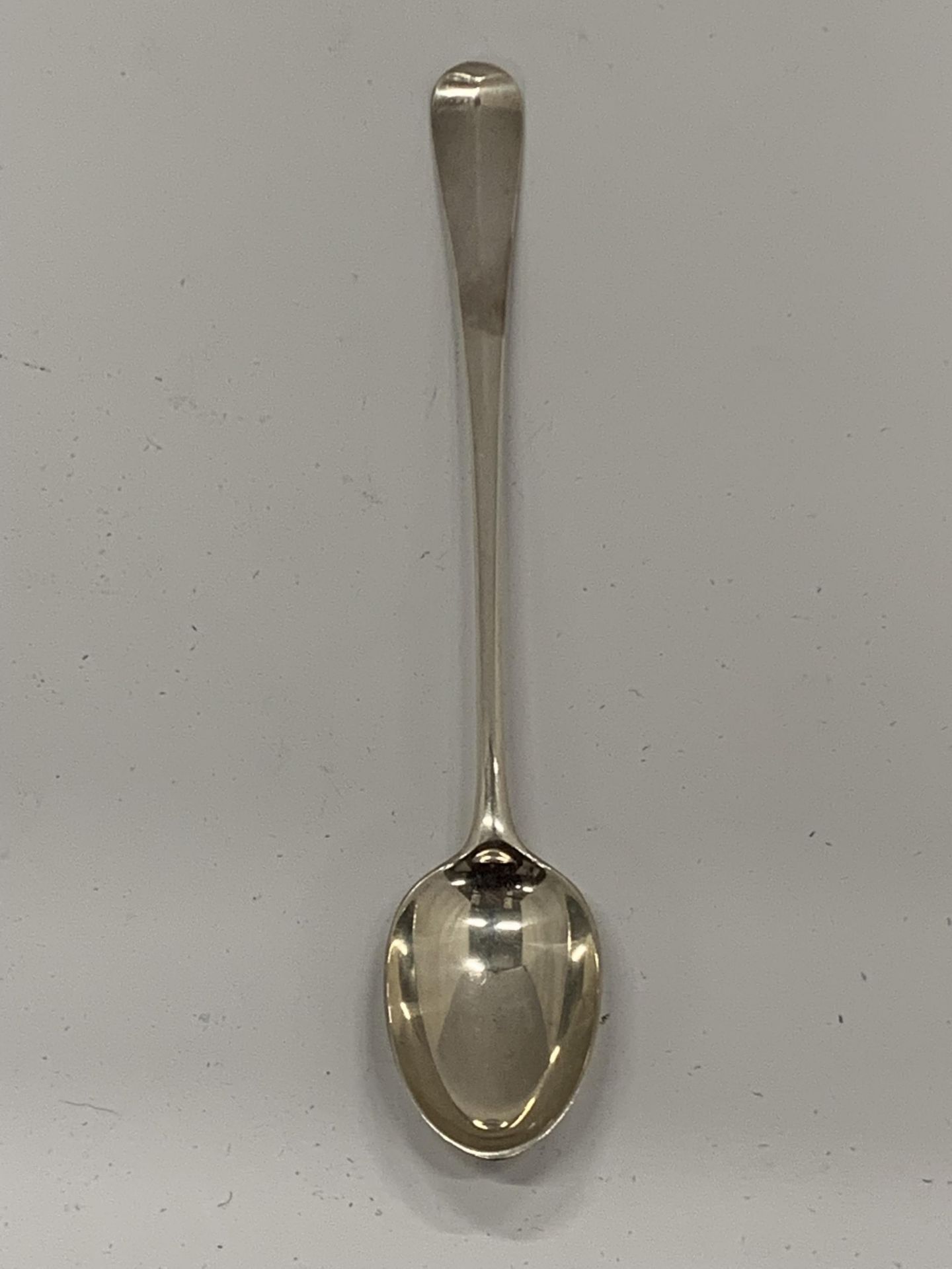 A HALLMARKED SILVER LONG HANDLED SPOON, LENGTH 19CM, WEIGHT 45G