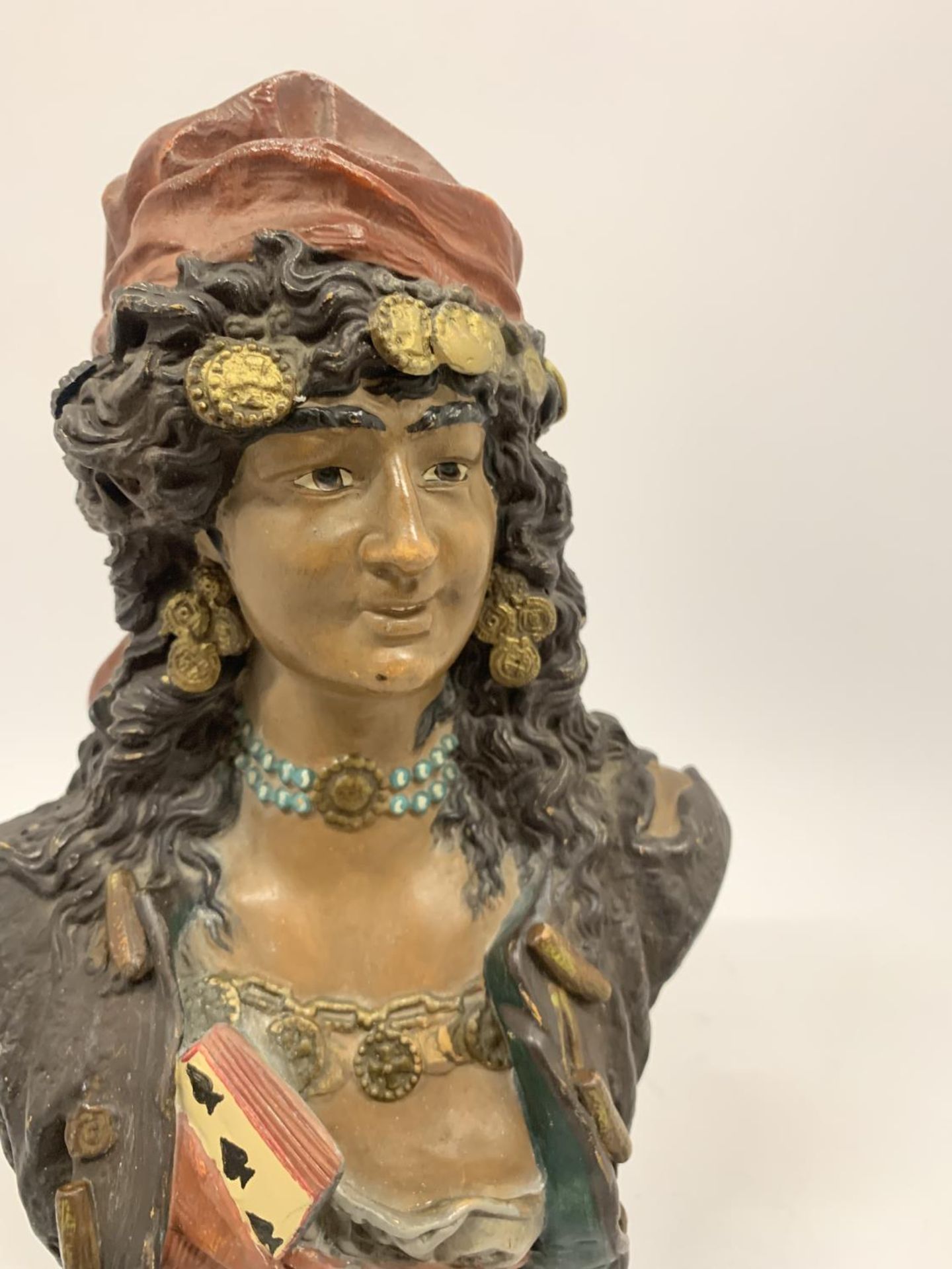 A CERAMIC BUST OF A ROMANY LADY HEIGHT 27CM - Image 8 of 10