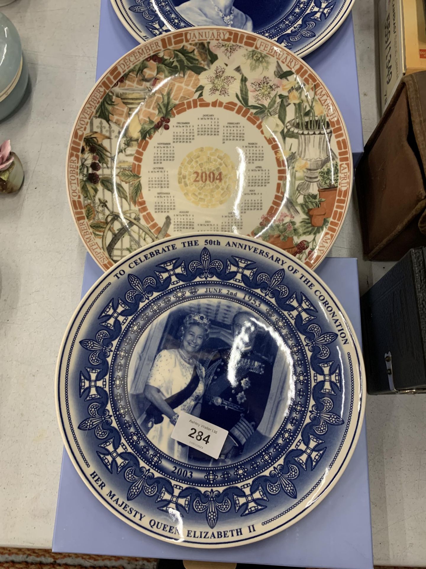 FOUR WEDGWOOD CABINET/WALL PLATES, THREE ROYAL COMMEMORATIVE AND ONE A 2004 CALENDAR PLATE ALL BOXED - Image 3 of 6