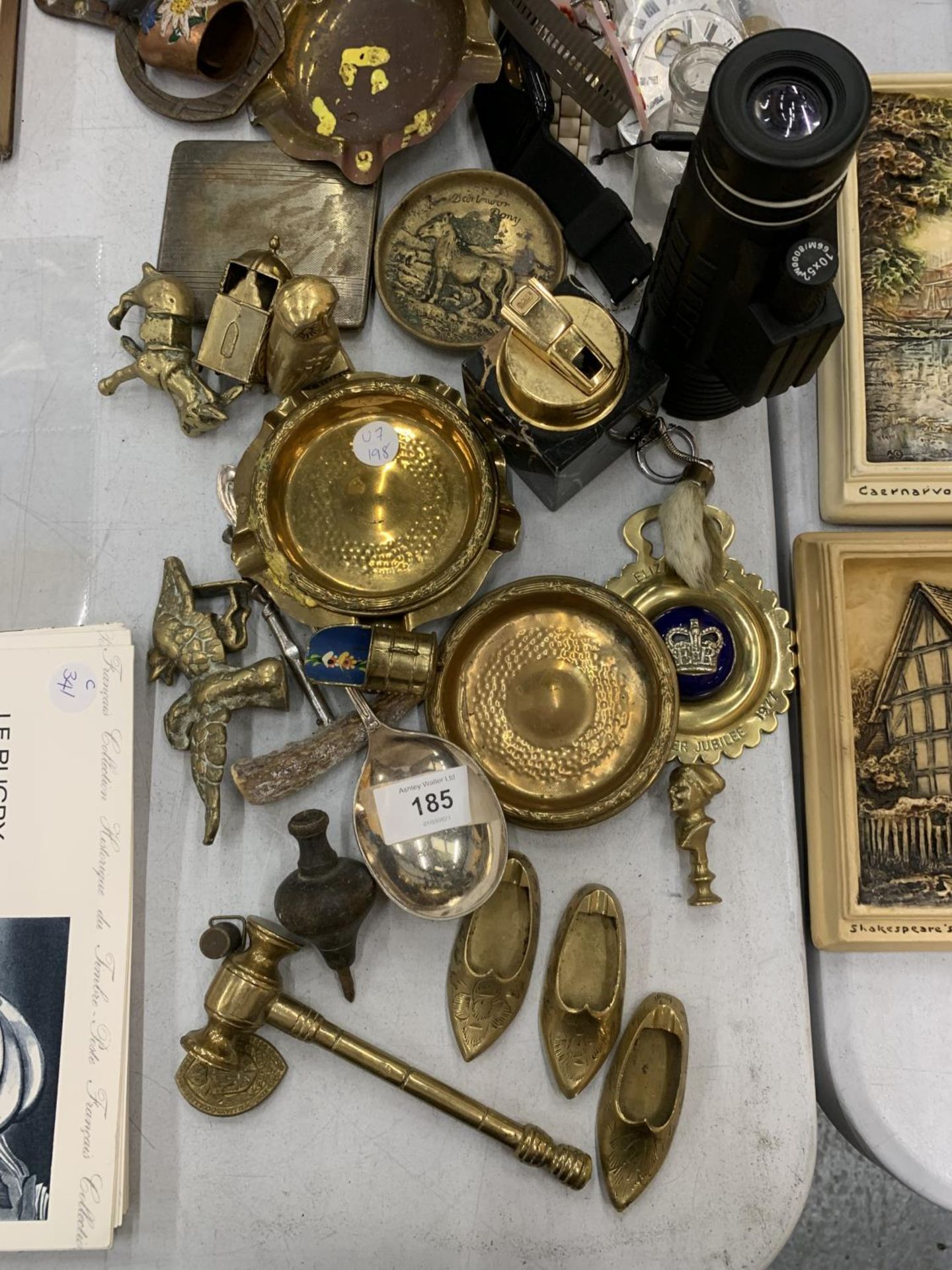 A LARGE COLLECTION OF BRASS ITEMS TO INCLUDE BELLS, FIGURES, ETC PLUS WATCH FACES, A CIGARETTE CASE, - Image 4 of 14