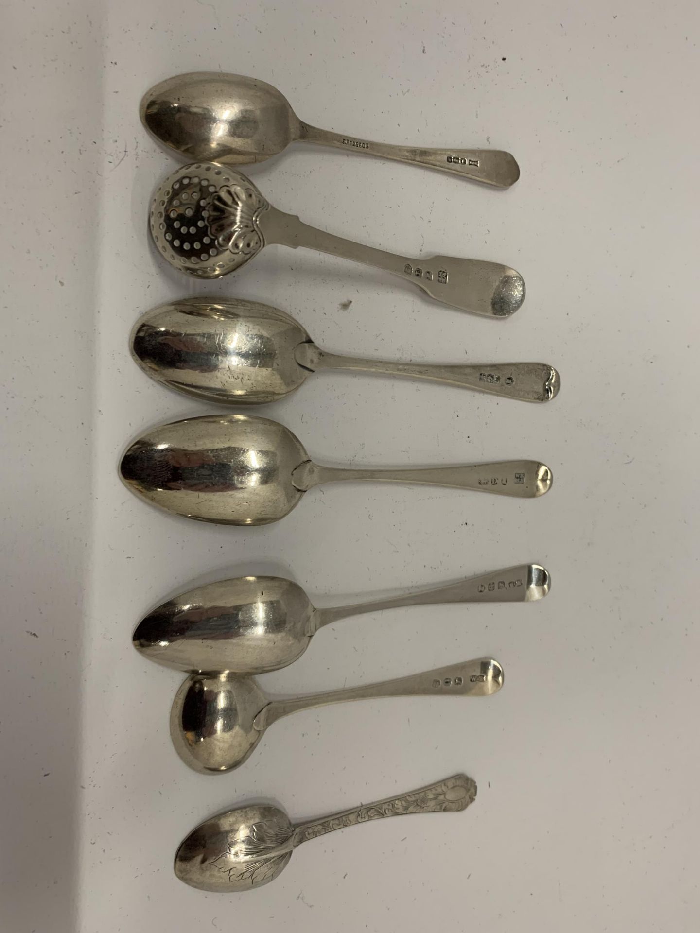 A MIXED LOT OF HALLMARKED SILVER TEASPOONS TO INCLUDE SOME GEORGIAN EXAMPLES, TOTAL WEIGHT 109G - Image 3 of 8