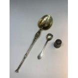 THREE HALLMARKED SILVER ITEMS TO INCLUDE TWO SPOONS AND A THIMBLE