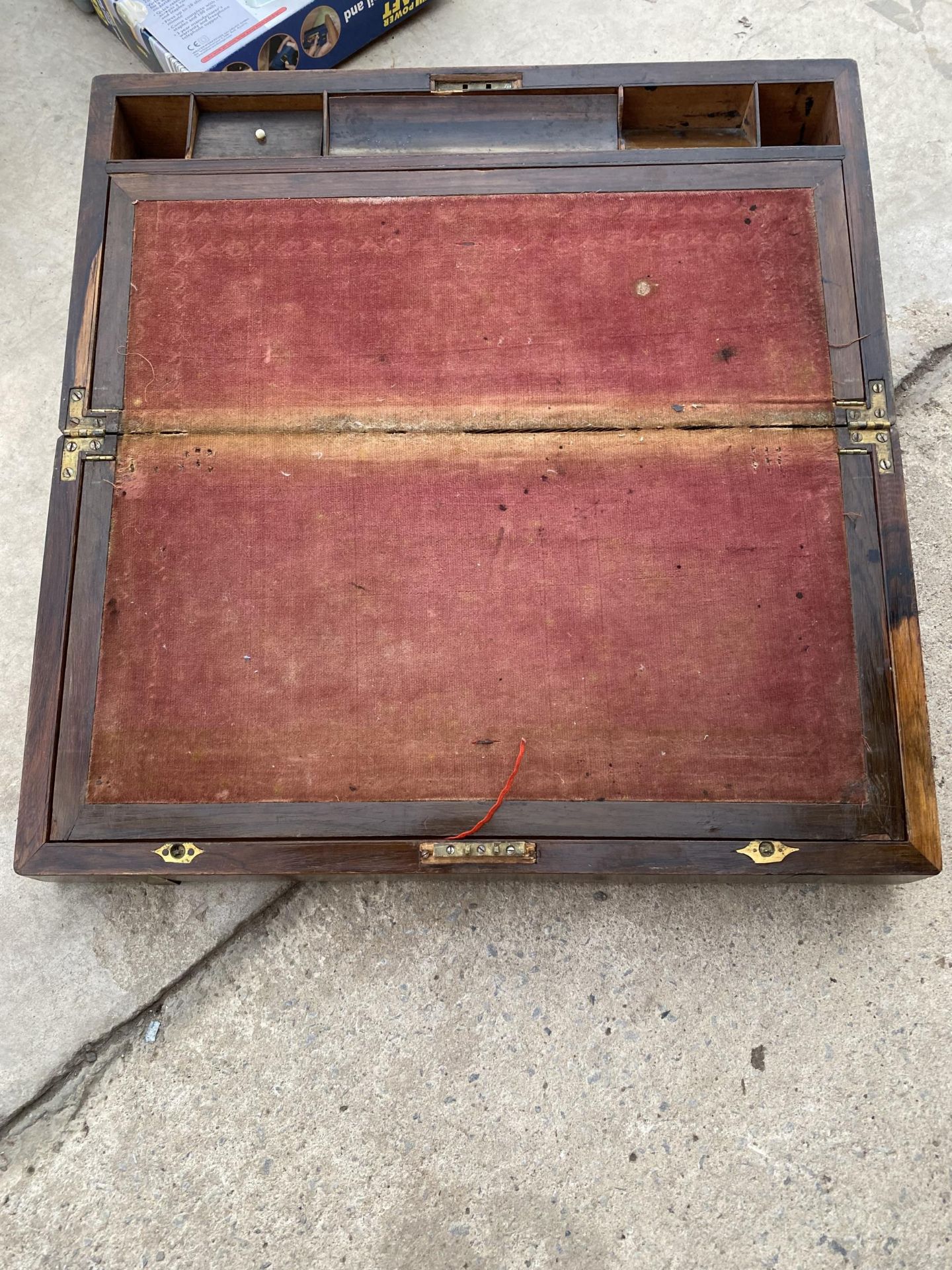 A VINTAGE MAHOGANY WRITING SLOPE WITH RED CLOTH INTERIOR - Image 3 of 7