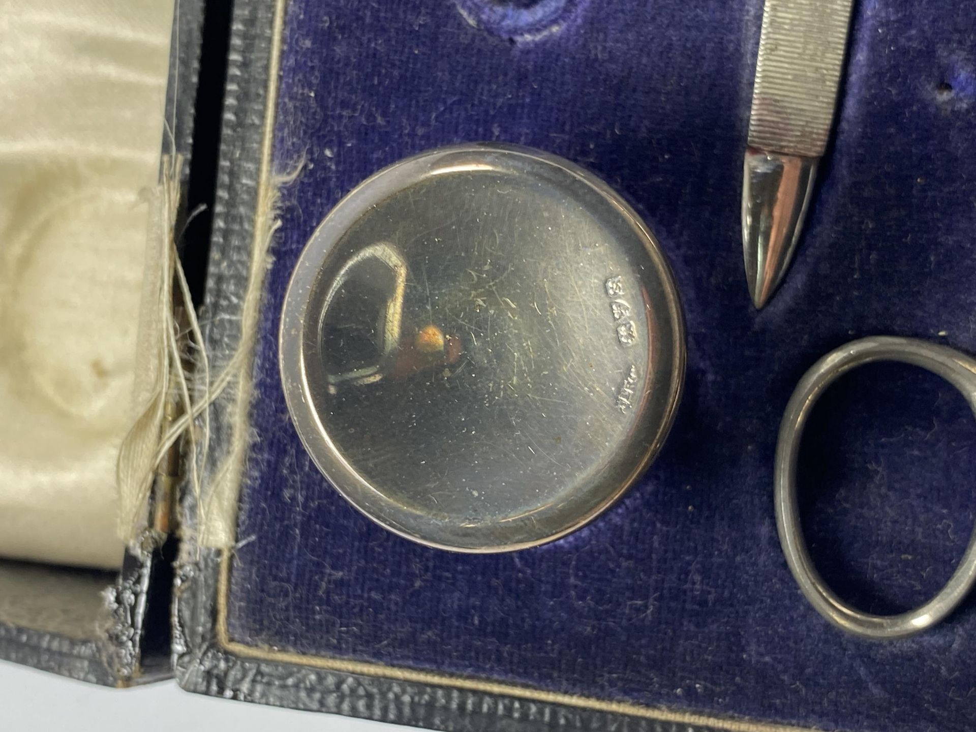 A CASED CHESTER HALLMARKED SILVER MANICURE SET (MISSING ONE ITEM) - Image 5 of 6