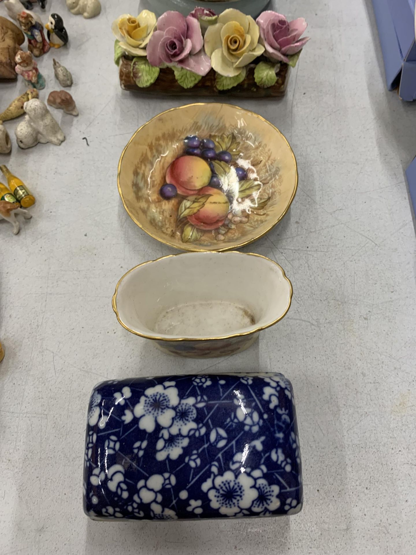 A QUANTITY OF ITEMS TO INCLUDE AYNSLEY PIN TRAY - A/F - AND SMALL VASE WITH FRUIT PATTERN, TRINKET - Image 3 of 6