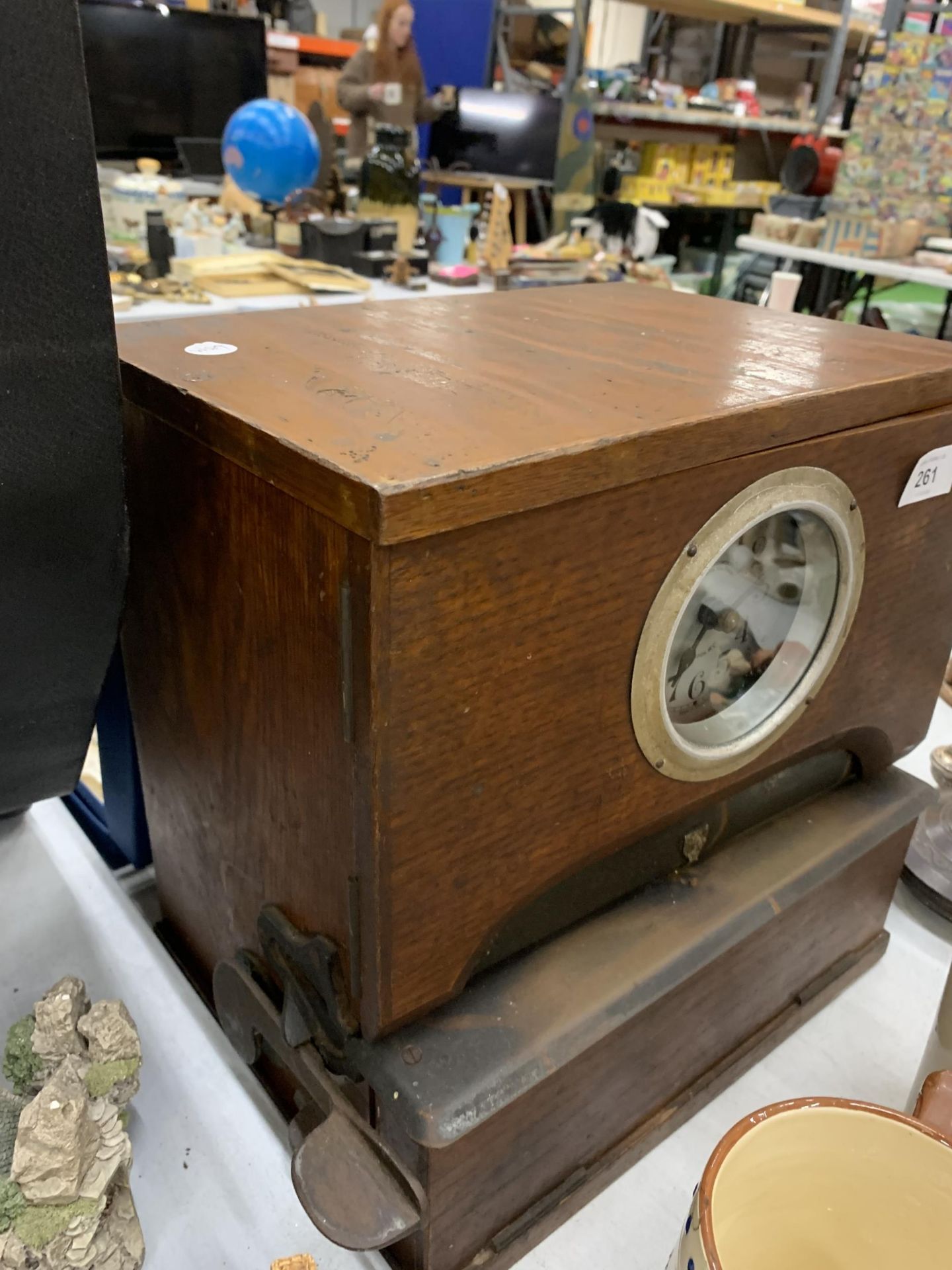 A VINTAGE 'BLICK TIME RECORDERS' CLOCKING IN CLOCK IN A MAHOGANY CASE - Image 3 of 6