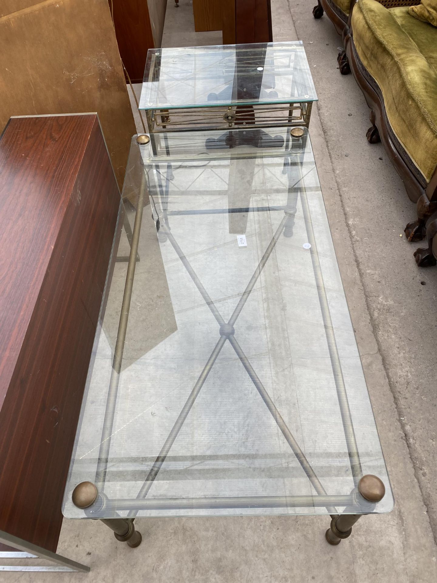 A GLASS TOP COFFEE TABLE ON METAL WARE BASE, 44 X 22" AND A SIMILAR LAMP TABLE - Bild 3 aus 4