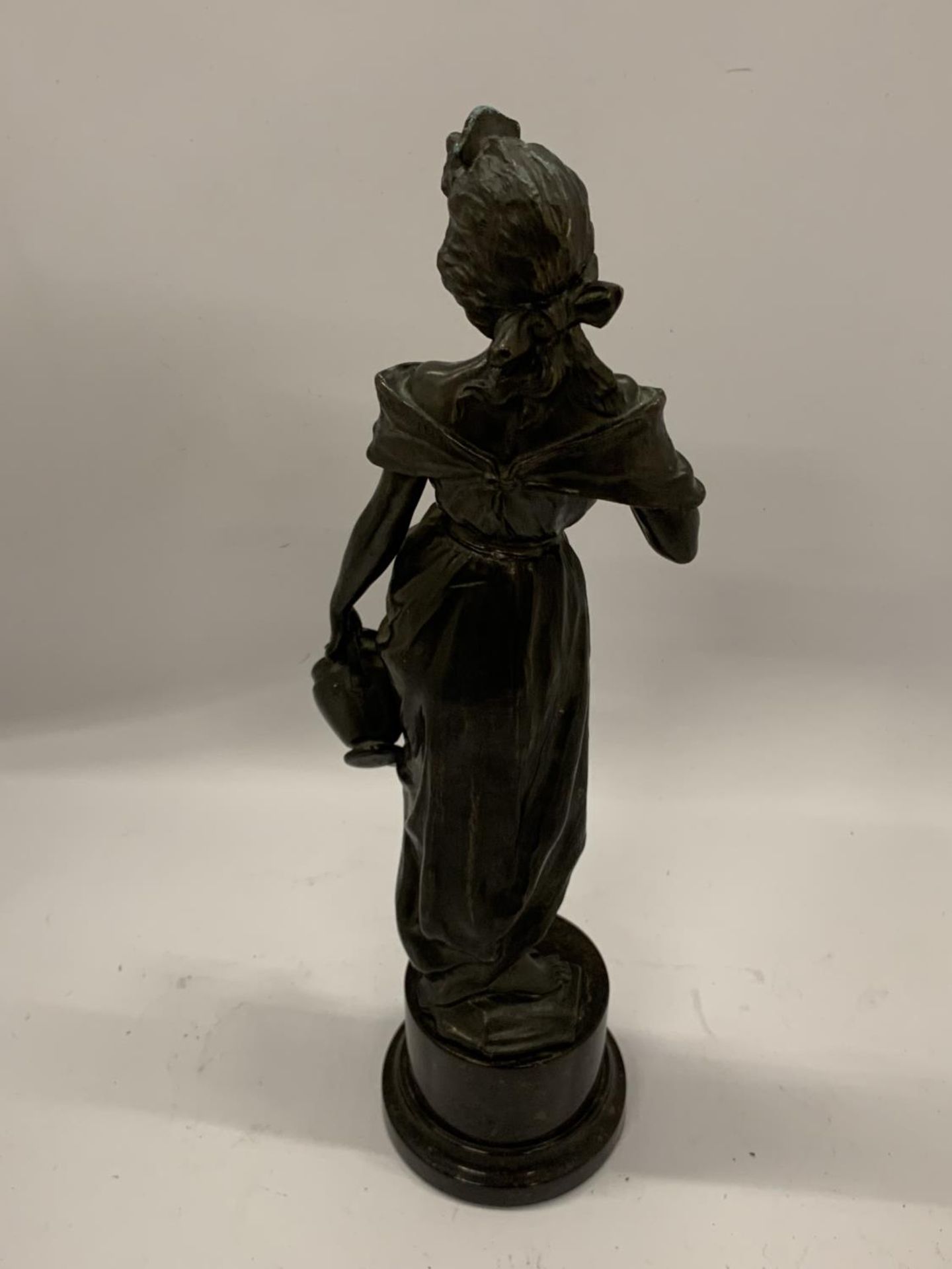 A BRONZE LADY FIGURE, HEIGHT 36.5CM - Image 4 of 6