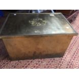 A LARGE BRASS SLIPPER/COAL BOX WITH HANDLES HEIGHT 31CM, WIDTH 51CM, DEPTH 34CM