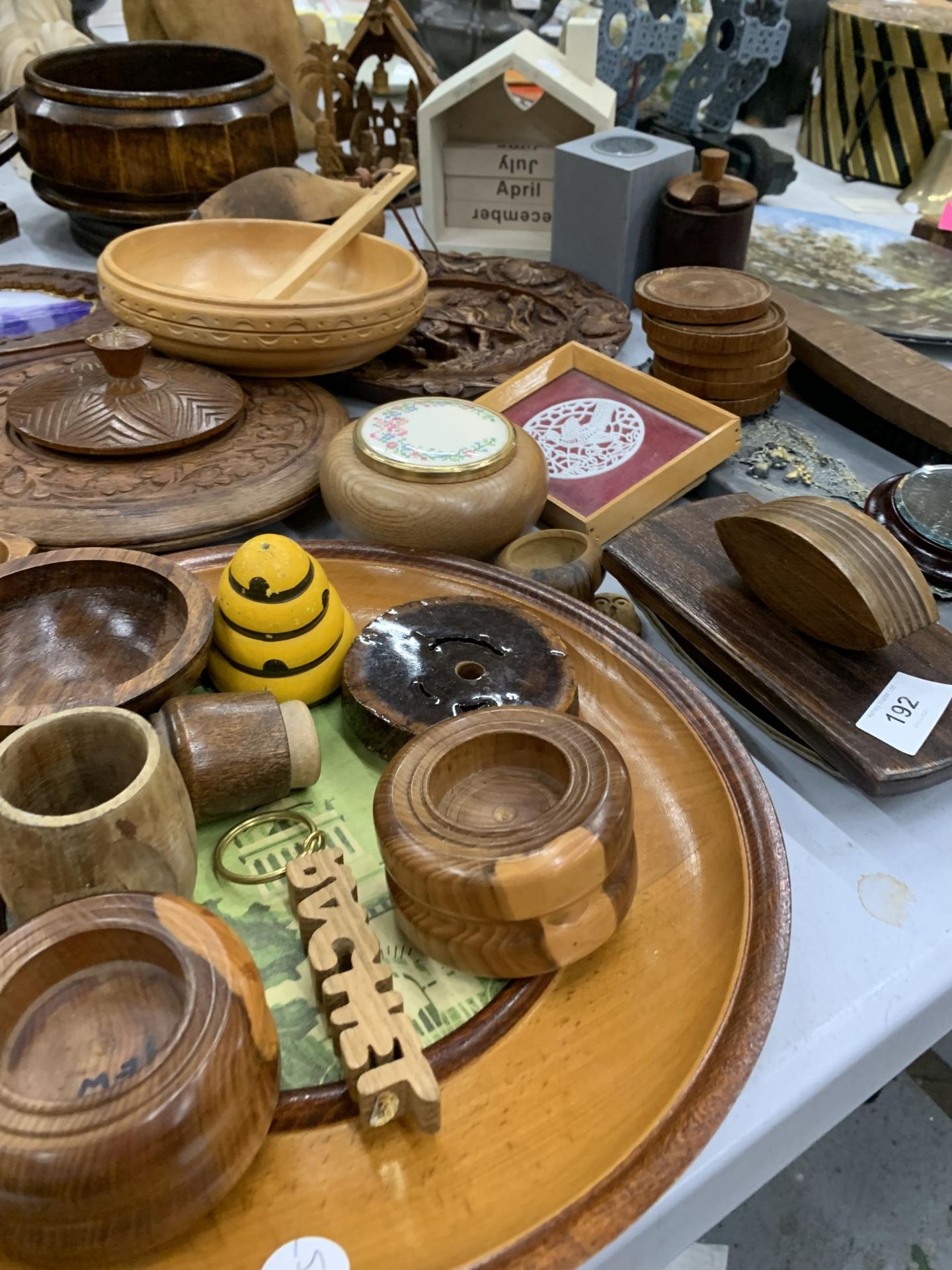 A LARGE QUANTITY OF TREEN ITEMS TO INCLUDE BOWLS, AN INK BLOTTER, SHOE LAST, WALL PLAQUES, A SHIP, - Bild 15 aus 16