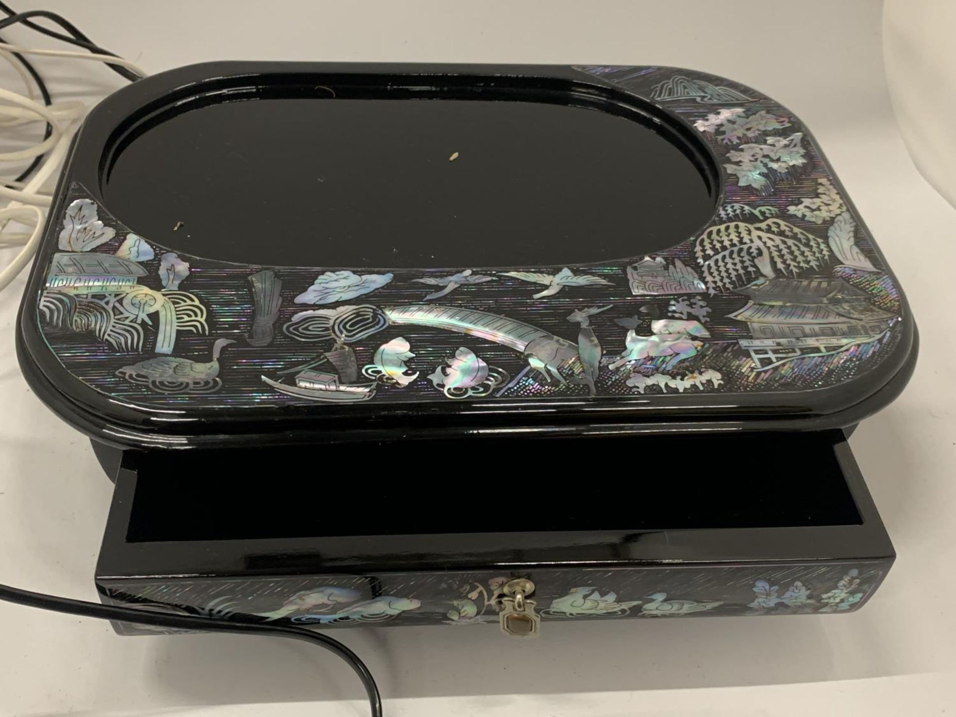 AN ORIENTAL DESIGN MOTHER OF PEARL TELEPHONE - Image 6 of 6