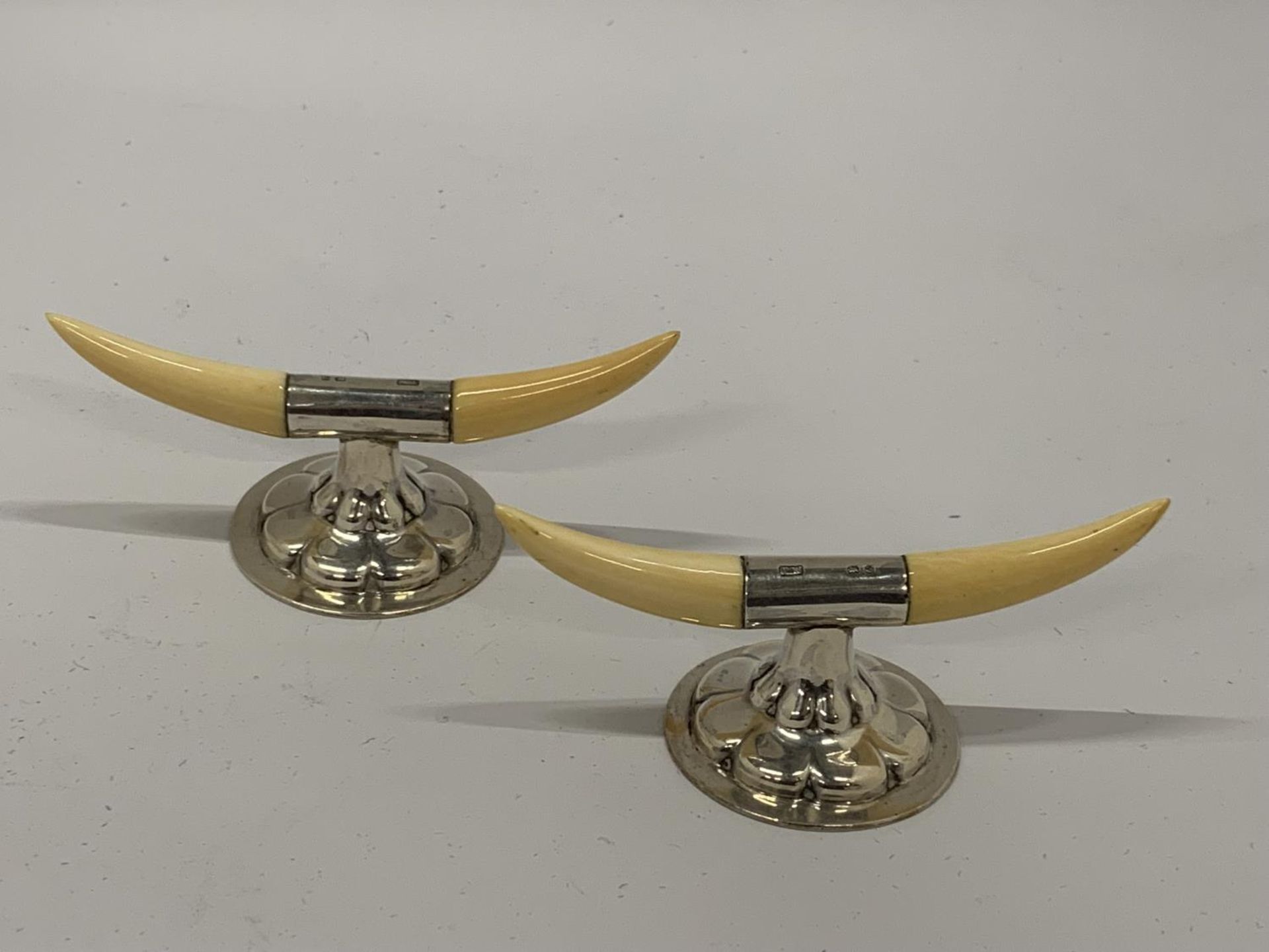 A PAIR OF BIRMINGHAM HALLMARKED SILVER HORN DESIGN HANDLED KNIFE RESTS, LENGTH 10CM - Image 2 of 8