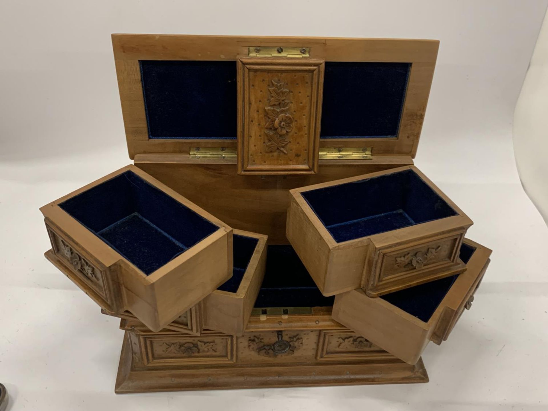 A CARVED SATINWOOD TABLE TOP SEWING CABINET WITH LIFT UP LID AND INNER DRAWERS, HEIGHT 17CM - Image 4 of 6