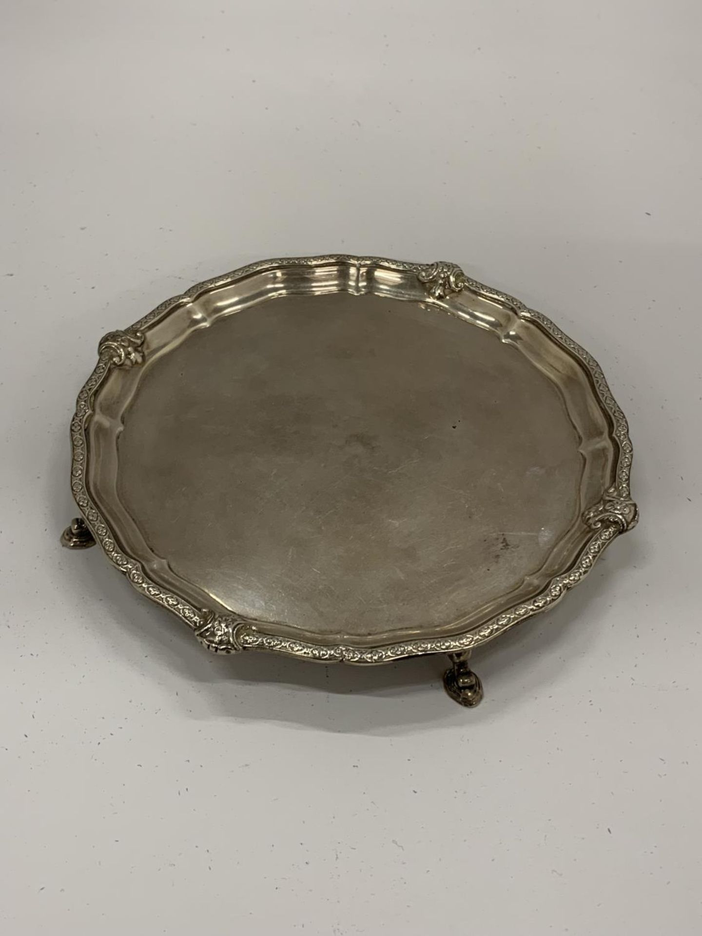 A GEORGE V SILVER SALVER / CARD TRAY, HALLMARKS FOR BIRMINGHAM, 1925, WEIGHT 175G, WIDTH 15CM - Image 2 of 6