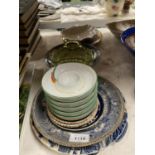 A MIXED LOT OF CERAMICS TO INCLUDE BLUE AND WHITE PLATES, ITALIAN RICHARD GINORI EXAMPLES ETC