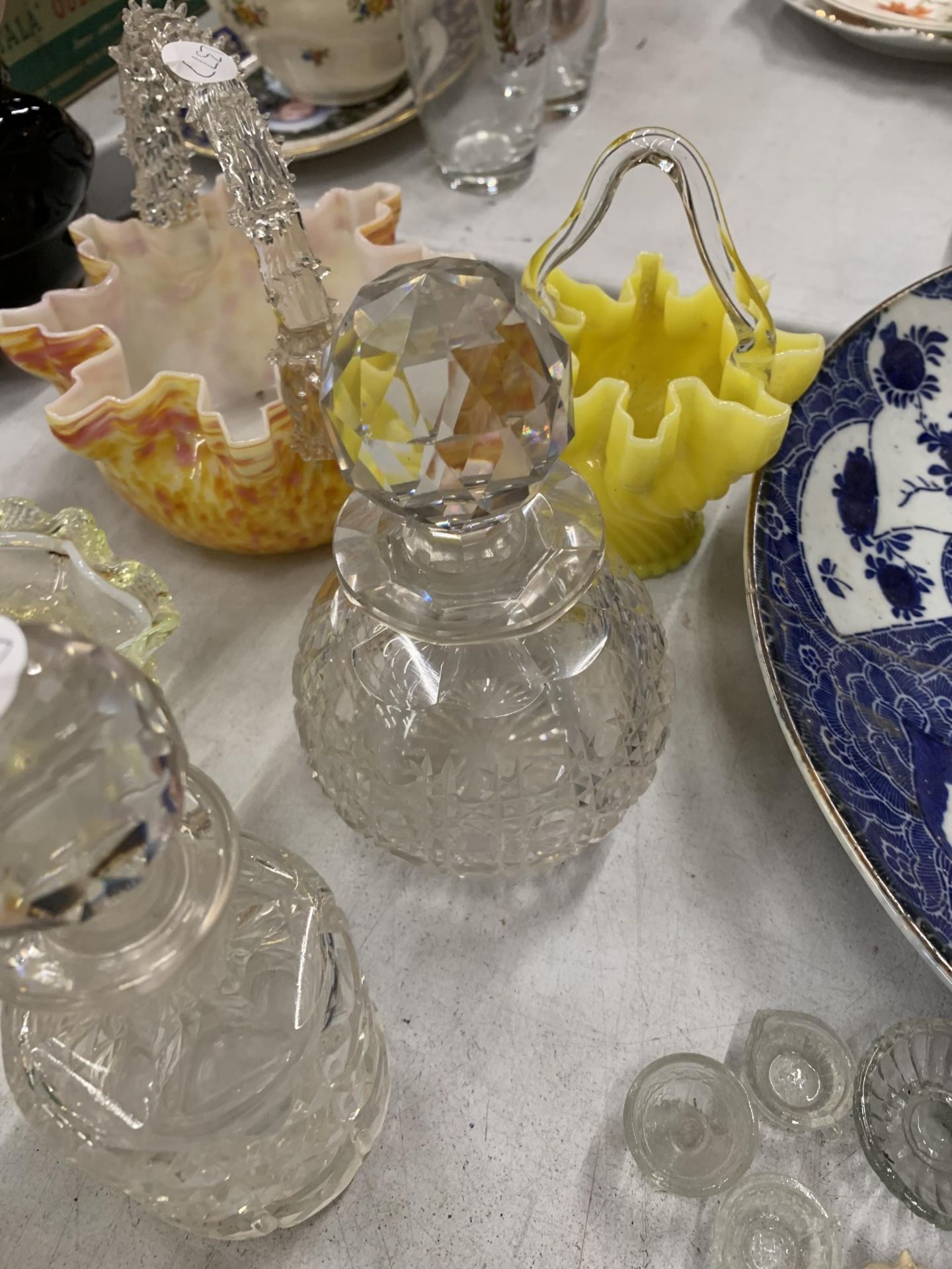 A QUANTITY OF GLASSWARE TO INCLUDE COLOURED HANDKERCHIEF HANDLED BASKETS, SMALL OIL DECANTERS, A - Bild 4 aus 4