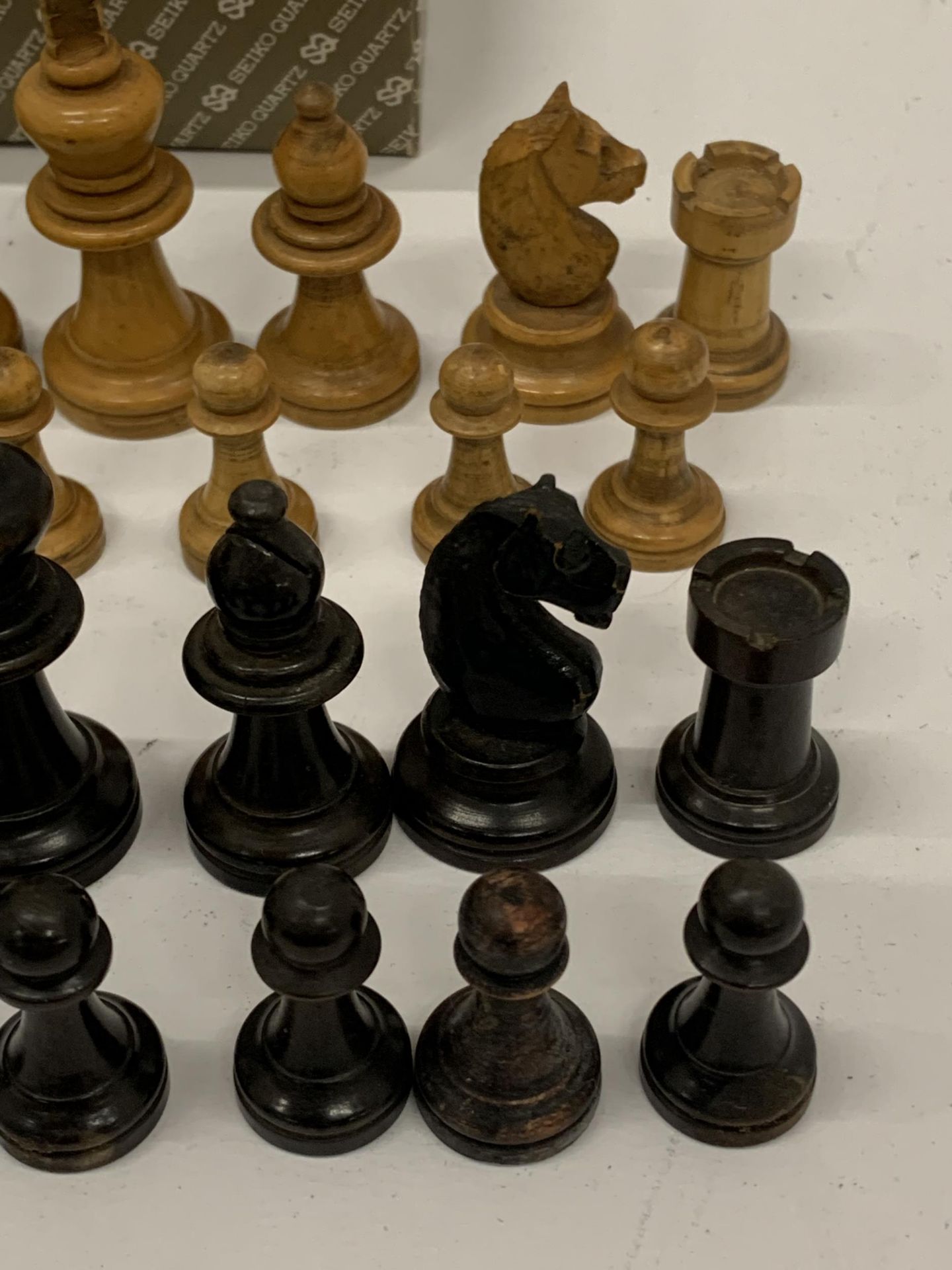 A VINTAGE STAUNTON STYLE SATINWOOD & EBONY CHESS SET, KING HEIGHT 57MM - Image 3 of 8