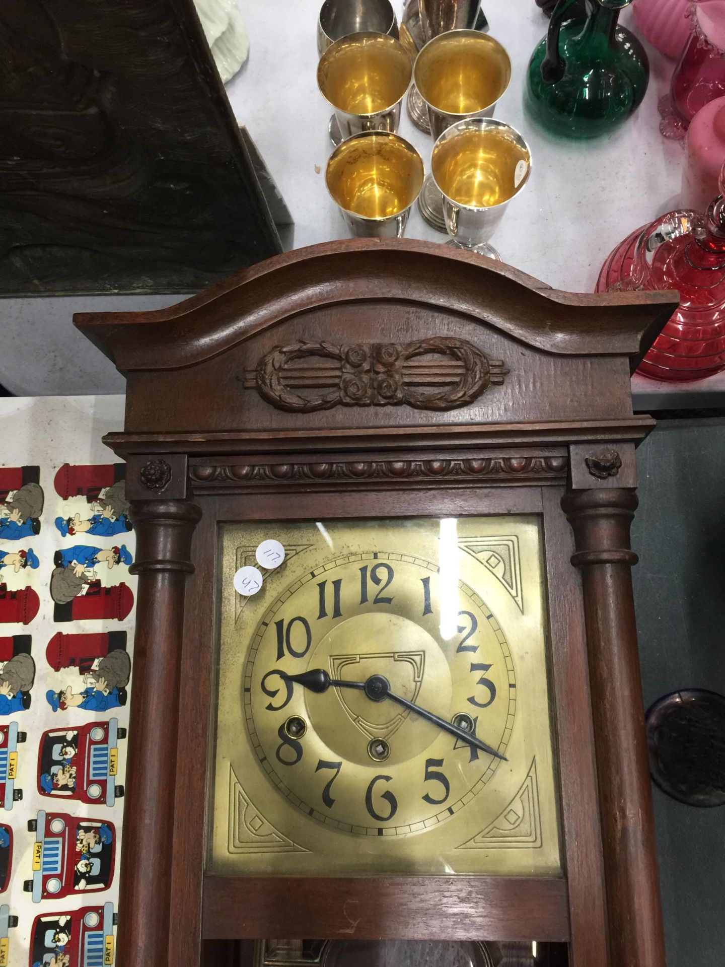 A MAHOGANY FRAMED WALL CLOCK WITH BEVELLED GLASS DOOR, PENDULUM AND KEY IN NEED OF SOME - Image 3 of 8