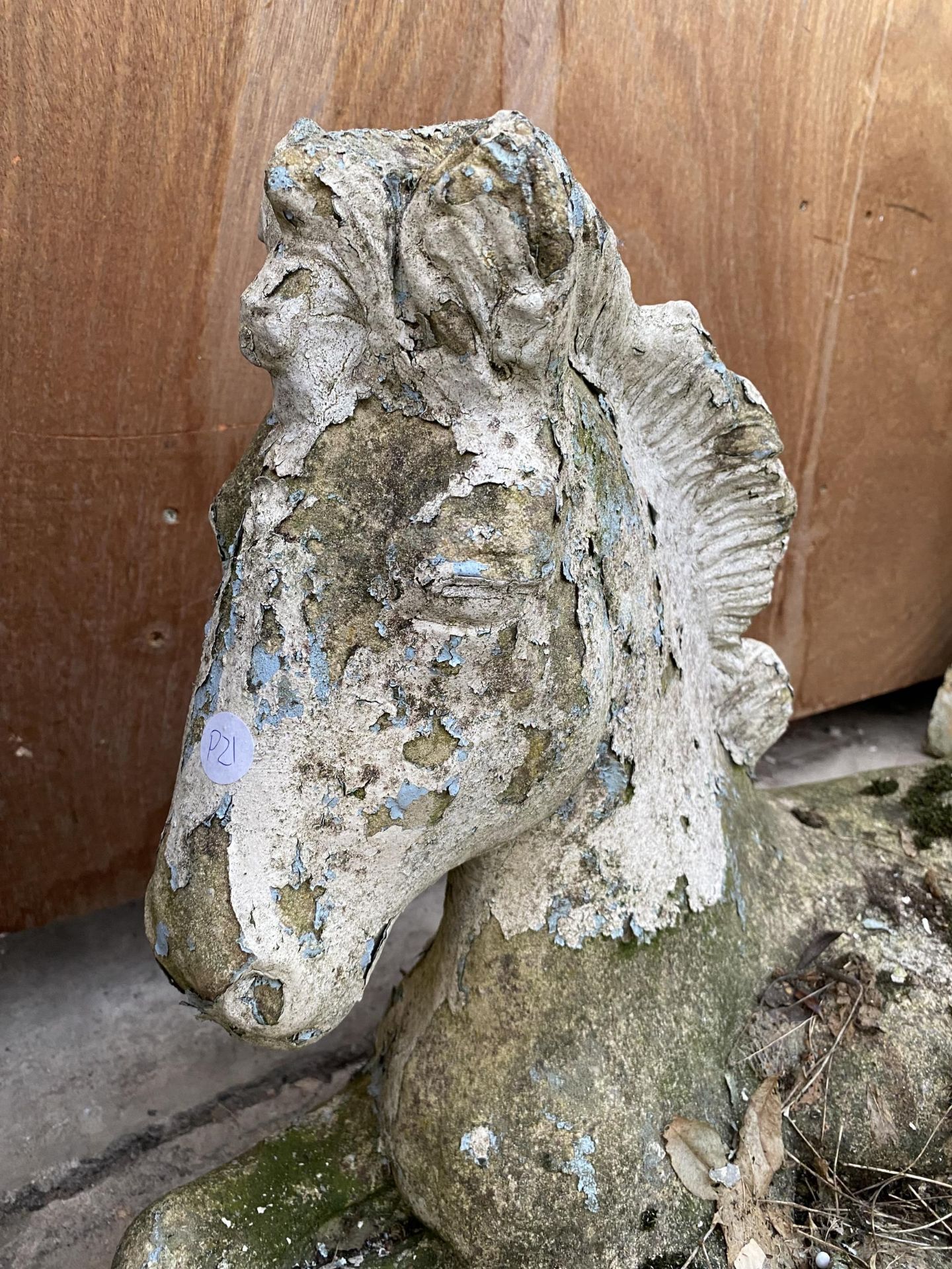 A RECONSTITUTED STONE GARDEN HORSE FIGURE - Image 3 of 4