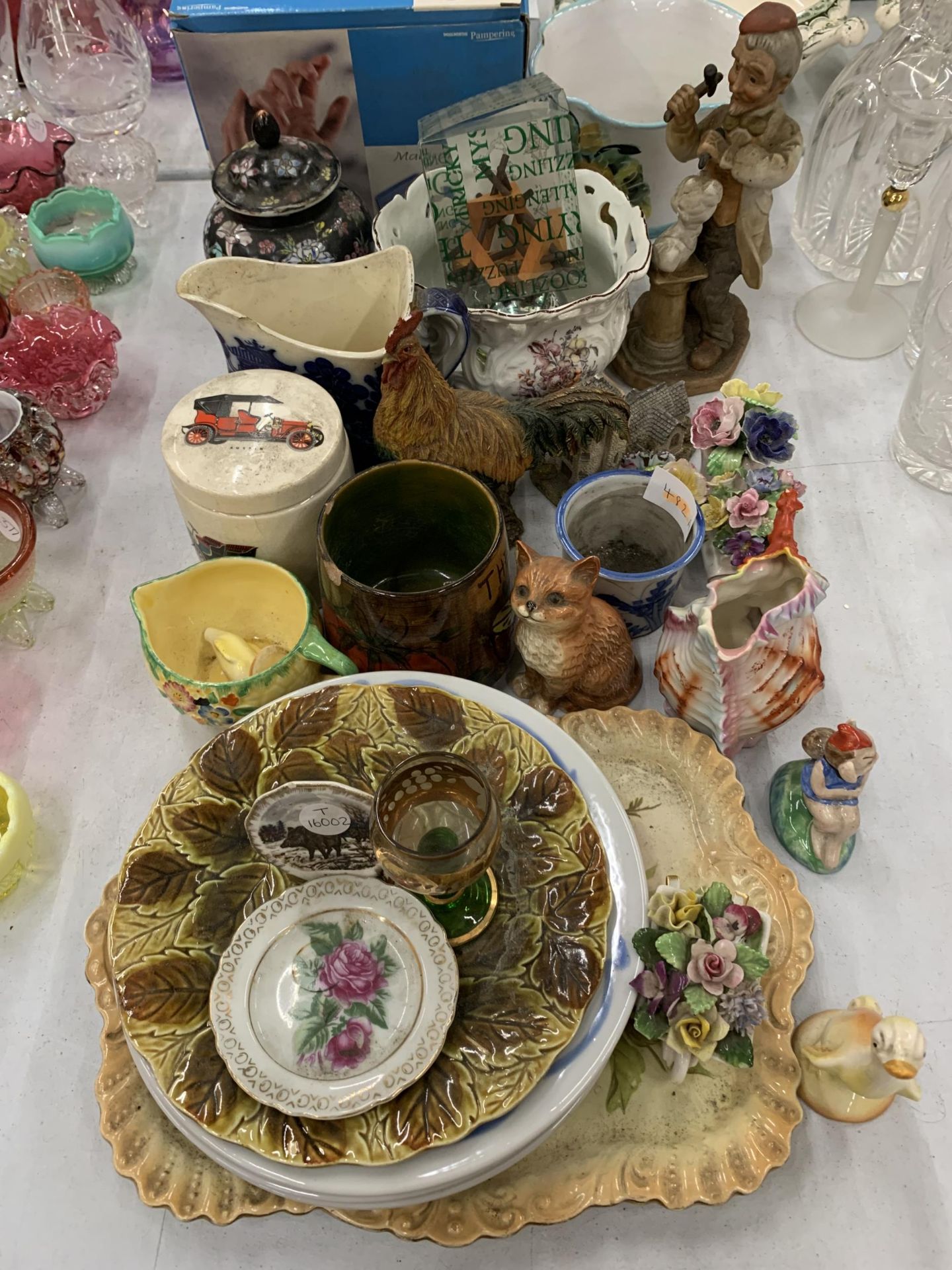 A QUANTITY OF VINTAGE CERAMIC ITEMS TO INCLUDE PLANTERS, PLATES, FIGURES, JUGS, ETC - SOME A/F