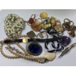 A MIXED GROUP OF VINTAGE COSTUME JEWELLERY TO INCLUDE YELLOW METAL BRACELET, CULTURED PEARL NECKLACE