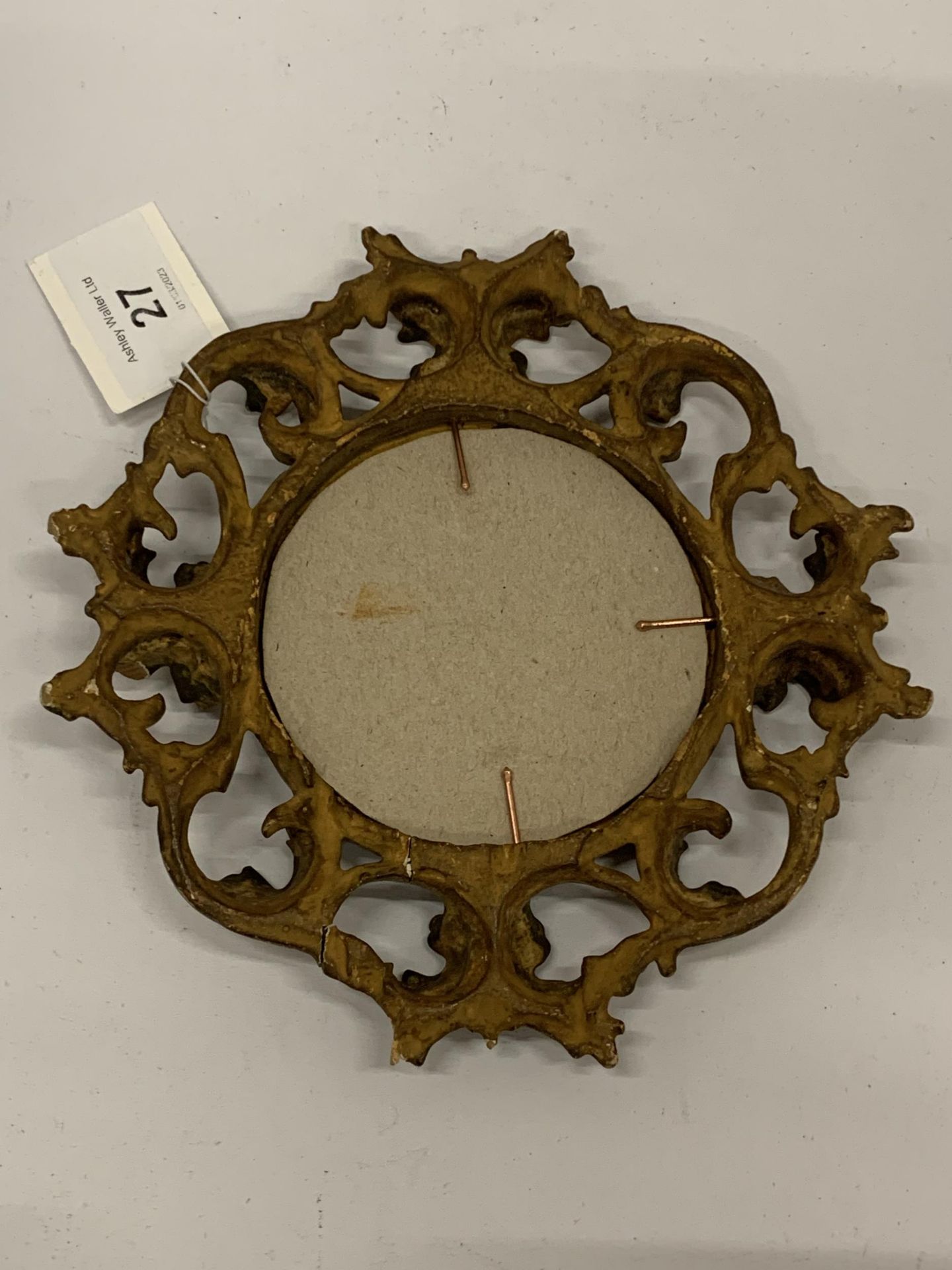 A 19TH CENTURY STILL LIFE OIL PAINTING SET IN ORNATE GILT GESSO FRAME, DIAMETER 16CM - Image 5 of 6