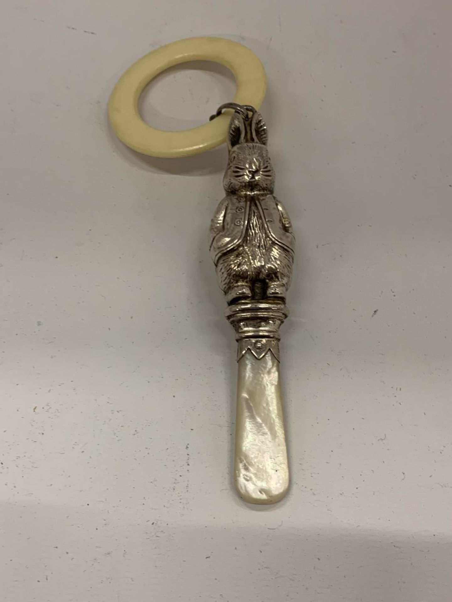 A HALLMARKED SILVER PETER RABBIT BABIES RATTLE, LENGTH 15CM - Image 2 of 6