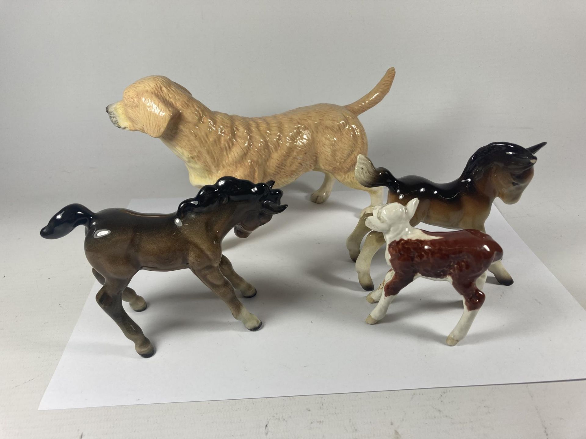 FOUR CERAMIC ANIMALS TO INCLUDE A ROYAL DOULTON RETRIEVER, A BESWICK FOAL, MIDWINTER FOAL AND A - Image 3 of 6