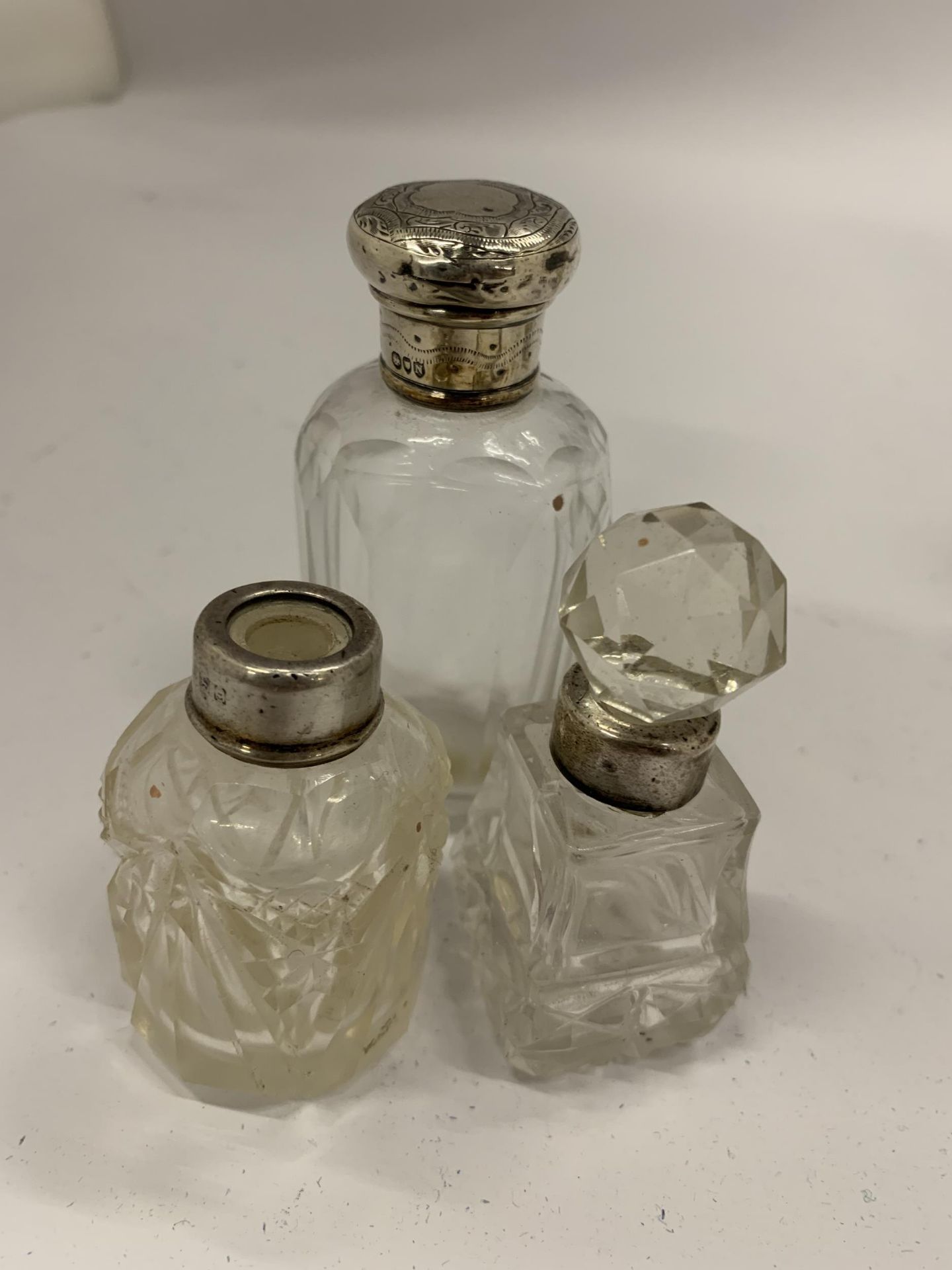 FIVE HALLMARKED SILVER AND CUT GLASS ITEMS, PERFUME BOTTLES ETC - Image 3 of 6