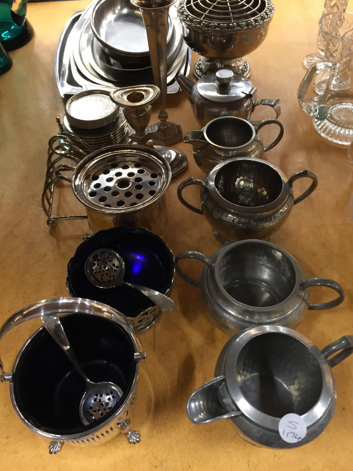 A QUANTITY OF SILVER PLATED ITEMS TO INCLUDE SERVING BOWLS WITH BLUE GLASS LINERS, A CANDLESTICK, - Image 5 of 8