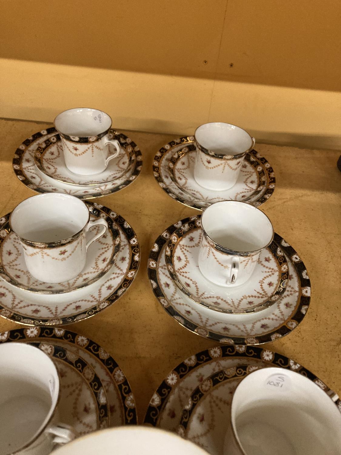 AN EDWARDIAN BONE CHINA PART TEA SERVICE TO INCLUDE CUPS, SAUCERS, SIDE PLATES, A SUGAR BOWL, ETC - Image 10 of 10