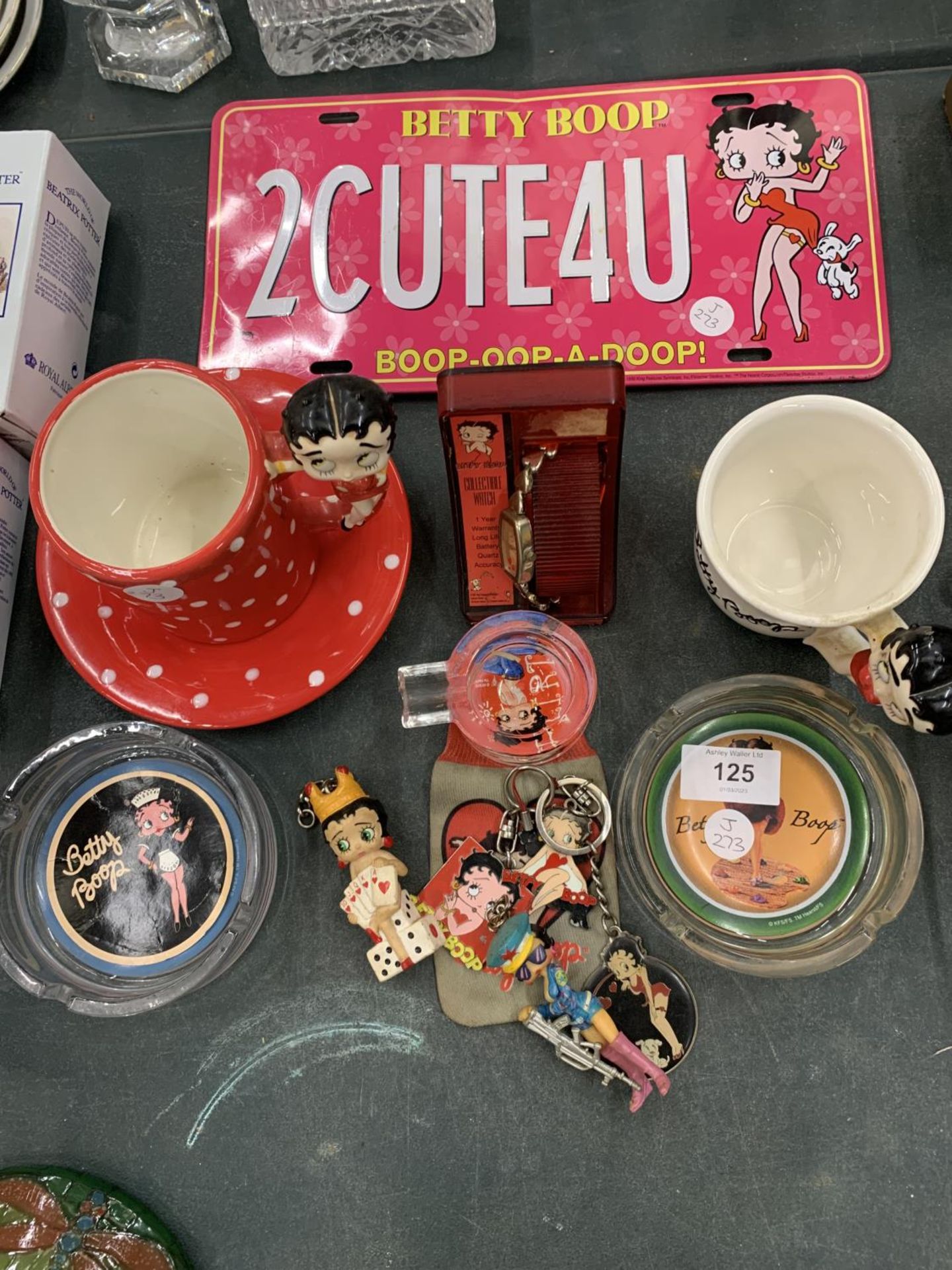 A QUANTITY OF BETTY BOOP ITEMS TO INCLUDE A MUG AND SAUCER, NUMBER PLATE, ASH TRAYS, A WATCH, KEY - Image 2 of 12