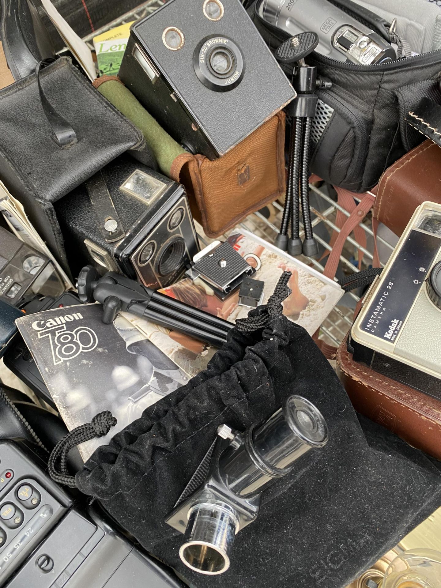 A LARGE ASSORTMENT OF VINTAGE PHOTOGRAPHY EQUIPMENT TO INCLUDE BROWNIE CAMERAS AND A CAMCORDER ETC - Image 5 of 5