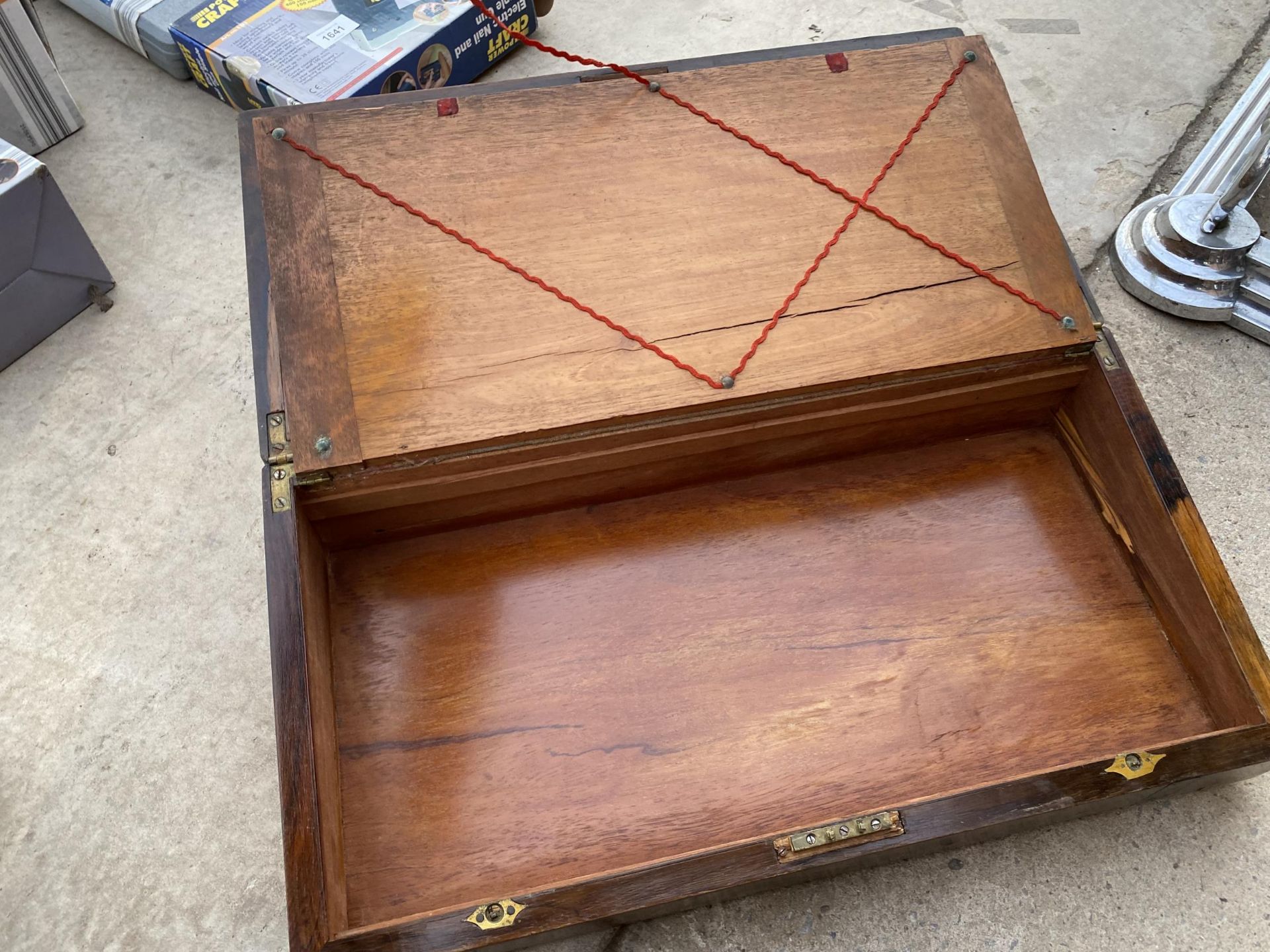 A VINTAGE MAHOGANY WRITING SLOPE WITH RED CLOTH INTERIOR - Image 4 of 7