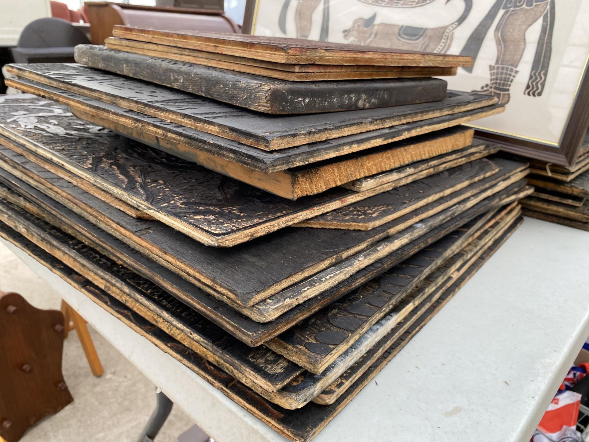A LARGE QUANTITY OF CARVED WOODEN PANELS - Bild 5 aus 5