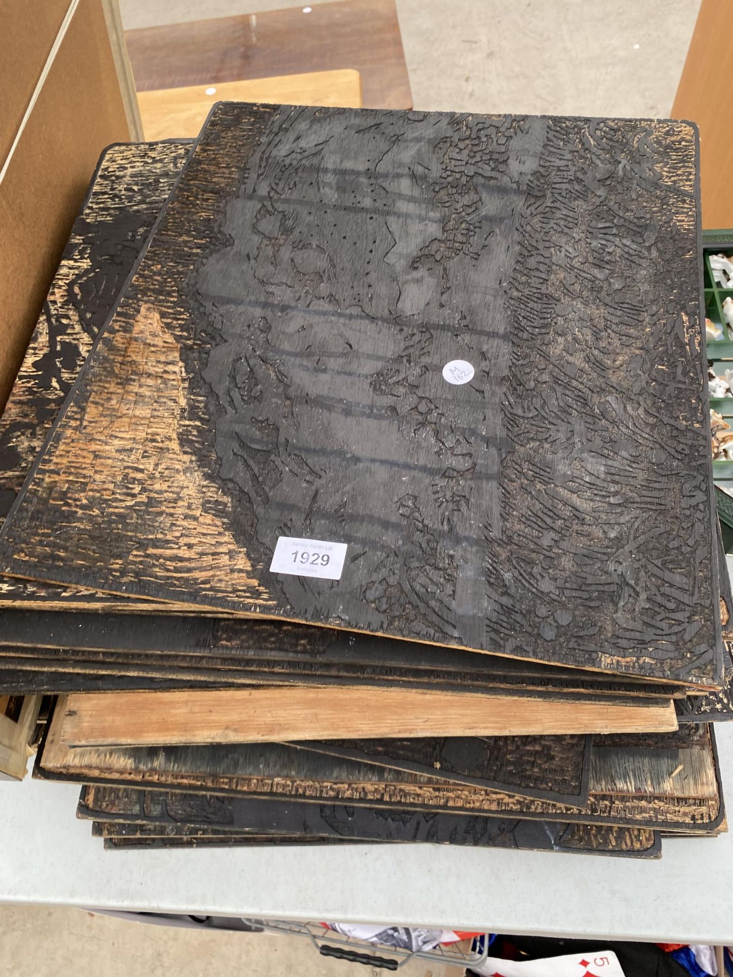 A LARGE QUANTITY OF CARVED WOODEN PANELS - Bild 2 aus 5