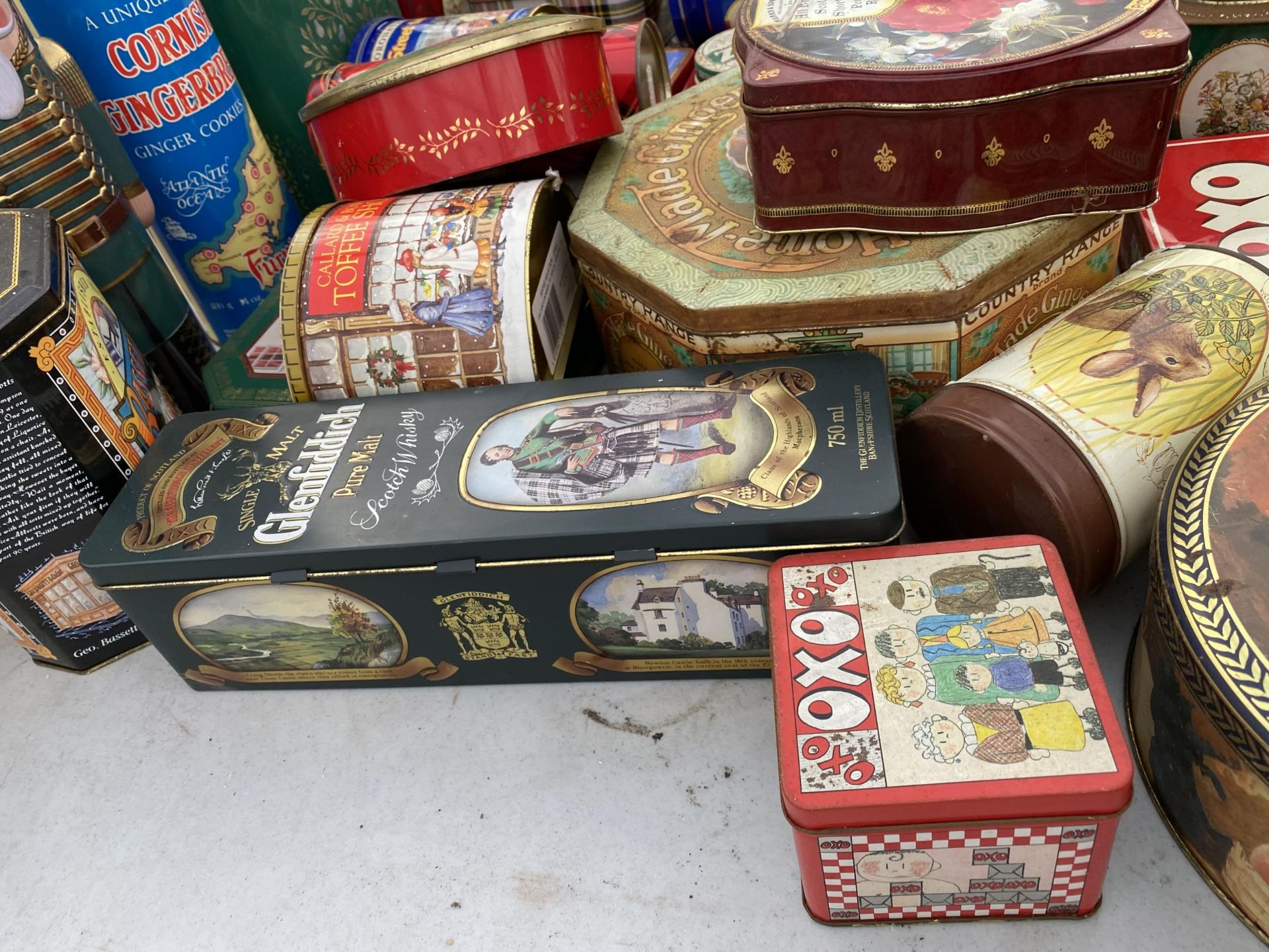 A LARGE ASSORTMENT OF VINTAGE TINS - Image 4 of 6