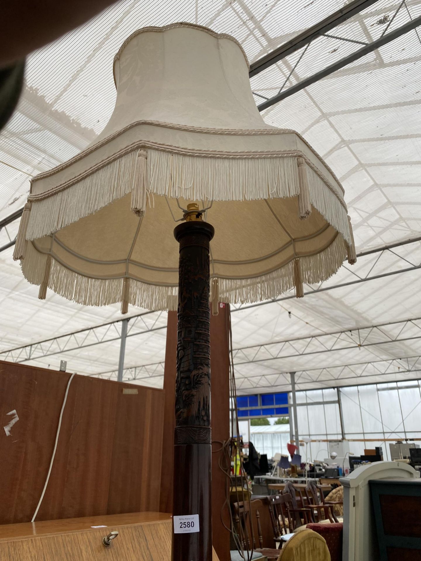 AN ORIENTAL HARDWOOD STANDARD LAMP COMPLETE WITH SHADE - Bild 3 aus 8